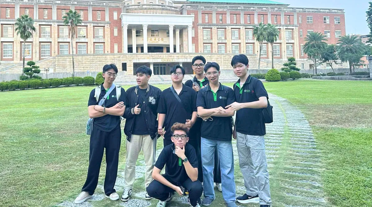 Em Nguyễn Trí Việt (đứng cuối hàng) chia sẻ rằng, bản thân cảm thấy ấn tượng với cơ sở vật chất hiện đại, giảng viên gần gũi, thân thiện của Asia University