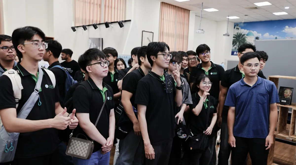 Sinh viên Asia University Vietnam đang tìm hiểu về các ứng dụng AI thực tế (như nhà thông minh, robot) tại Xưởng trải nghiệm AI (AI Experience Workshop) của trường