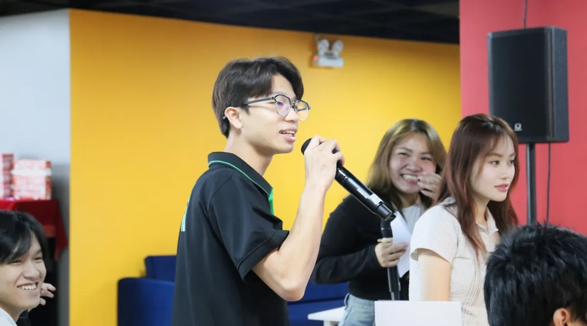 Sinh viên Asia University Vietnam đang trao đổi học thuật, thể hiện môi trường học tập năng động