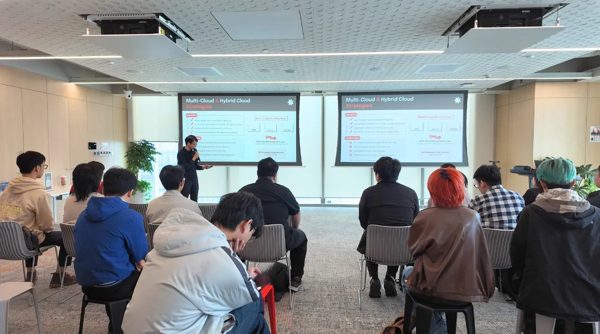 Sinh viên Asia University Vietnam lắng nghe chia sẻ từ chuyên gia Cloud Computing tại NAB Vietnam