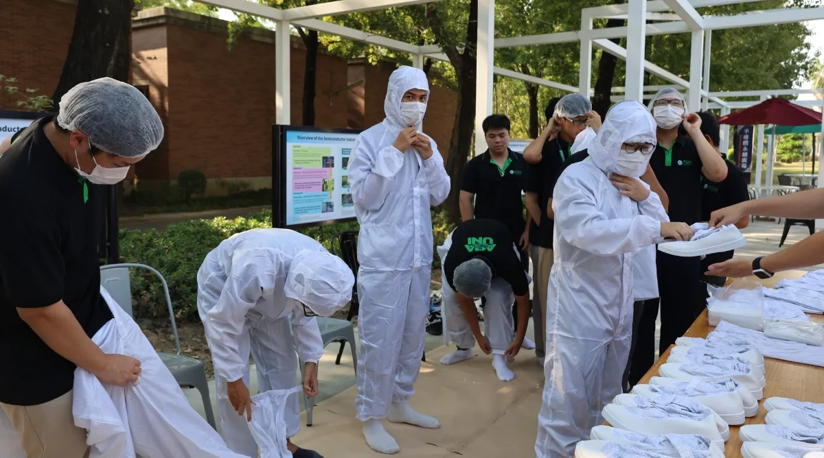 Sinh viên Asia University Vietnam tại Semiconductor Sustainability Plaza (Quảng trường bền vững bán dẫn), không gian học tập ngoài trời độc đáo kết hợp giáo dục công nghệ bán dẫn và các Mục tiêu phát triển bền vững (SDGs)