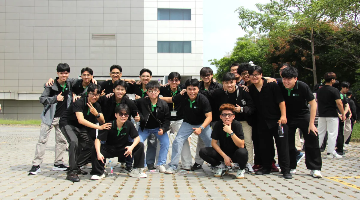 Em Nguyễn Trí Việt (đứng thứ 3 hàng cuối từ trái sang) cùng bạn bè chụp ảnh trước tòa nhà của doanh nghiệp SPIL