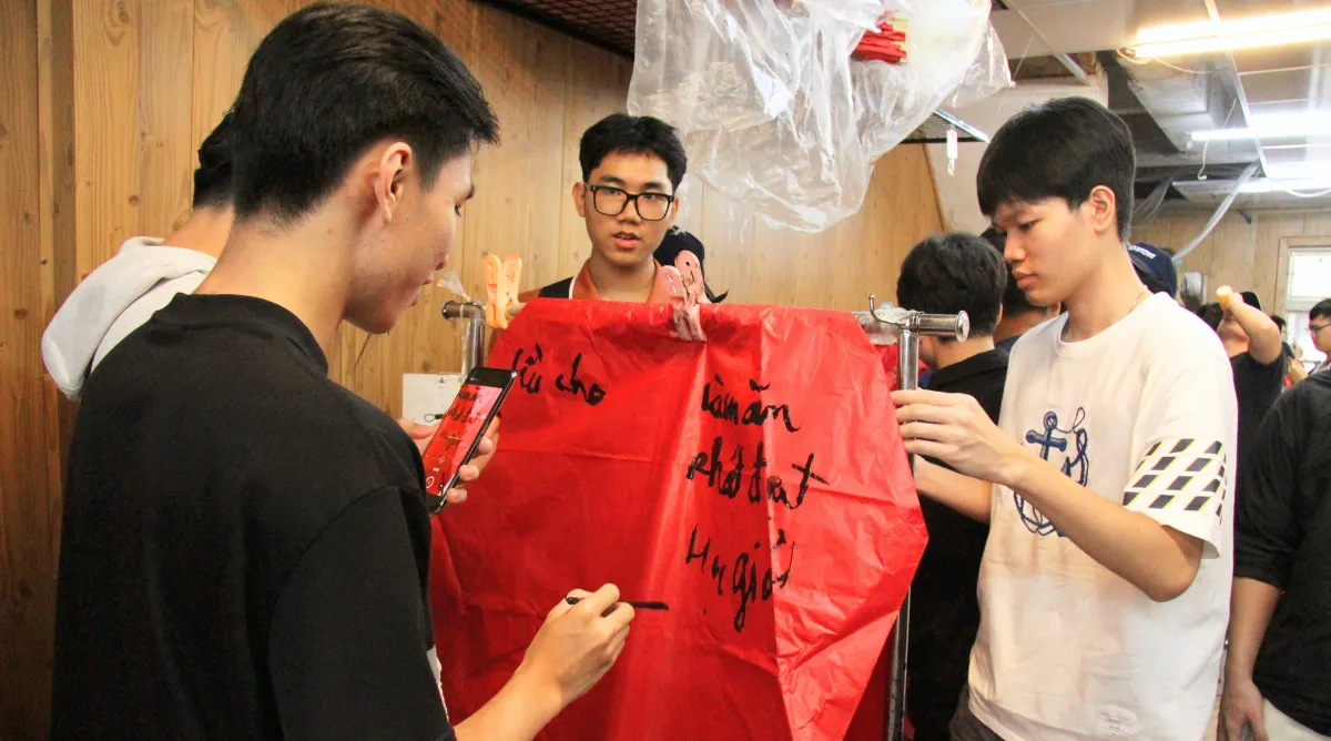 Em Nguyễn Trí Việt (đứng giữa, đeo kính) tham gia nghi thức thả đèn trời – một trải nghiệm thú vị tại Làng cổ Thập Phần