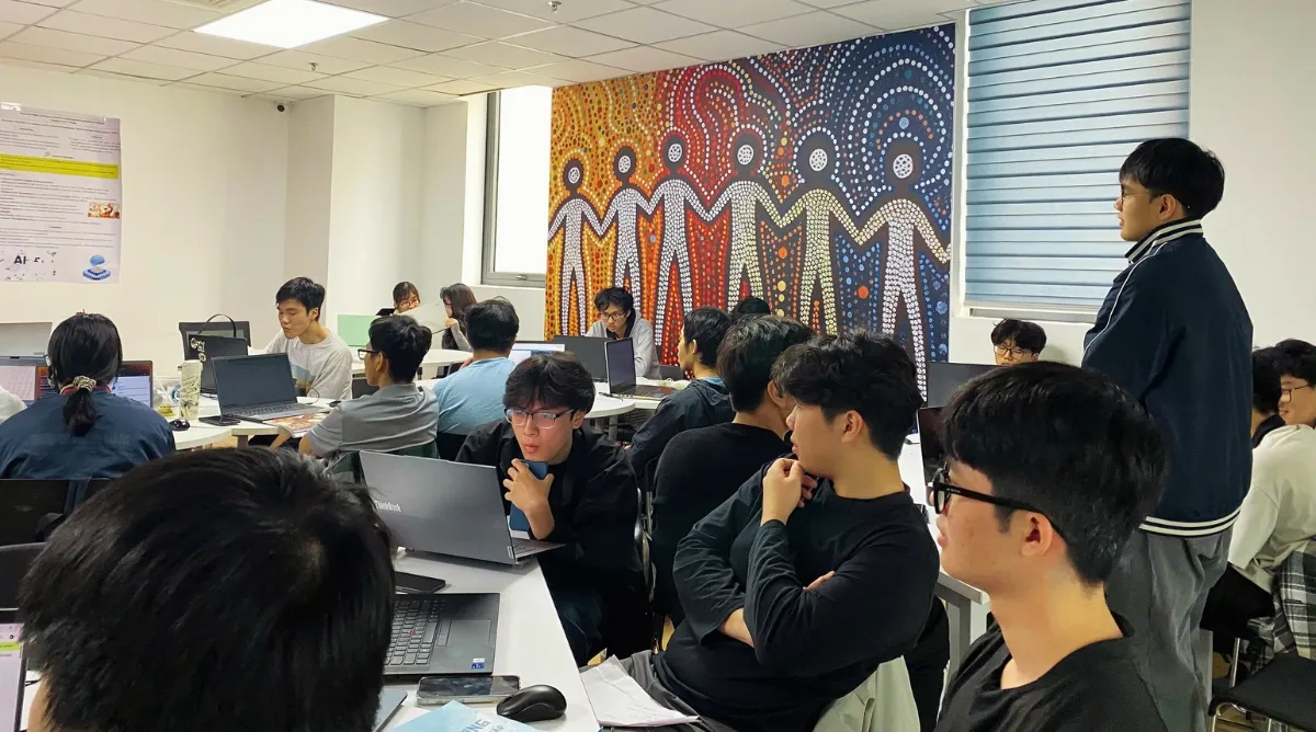 Sinh viên Asia University Vietnam tham gia trao đổi và phát biểu ý kiến trong giờ học Career Success