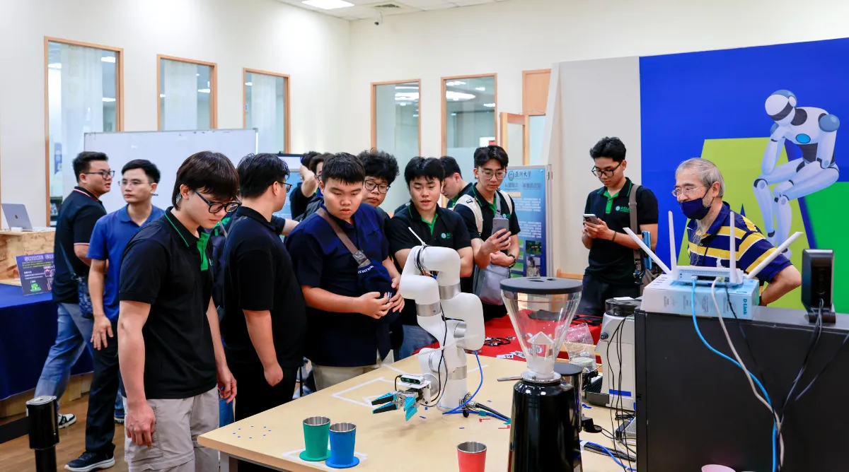 Chuyến kiến học giúp sinh viên Asia University Vietnam hiểu rõ hơn mối liên hệ giữa kiến thức học trên lớp và thực tế của ngành