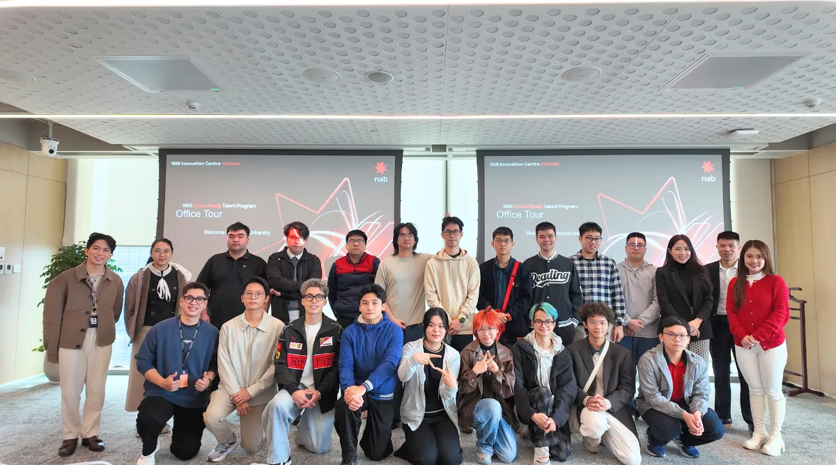 Sinh viên Asia University Vietnam chụp ảnh cùng sinh viên Metropolia Vietnam, Swinburne Vietnam và đại diện NAB Vietnam