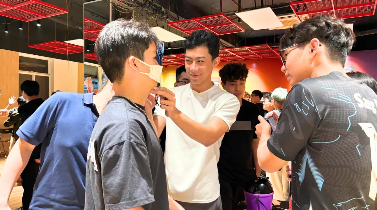 Sinh viên kết nối với nhau tại Asia de Luna 2025