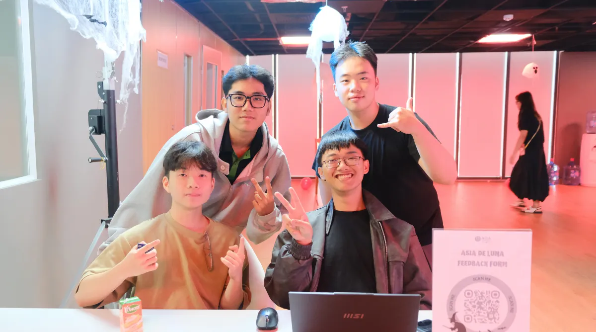 Sinh viên vui vẻ tham dự Asia de Luna 2025