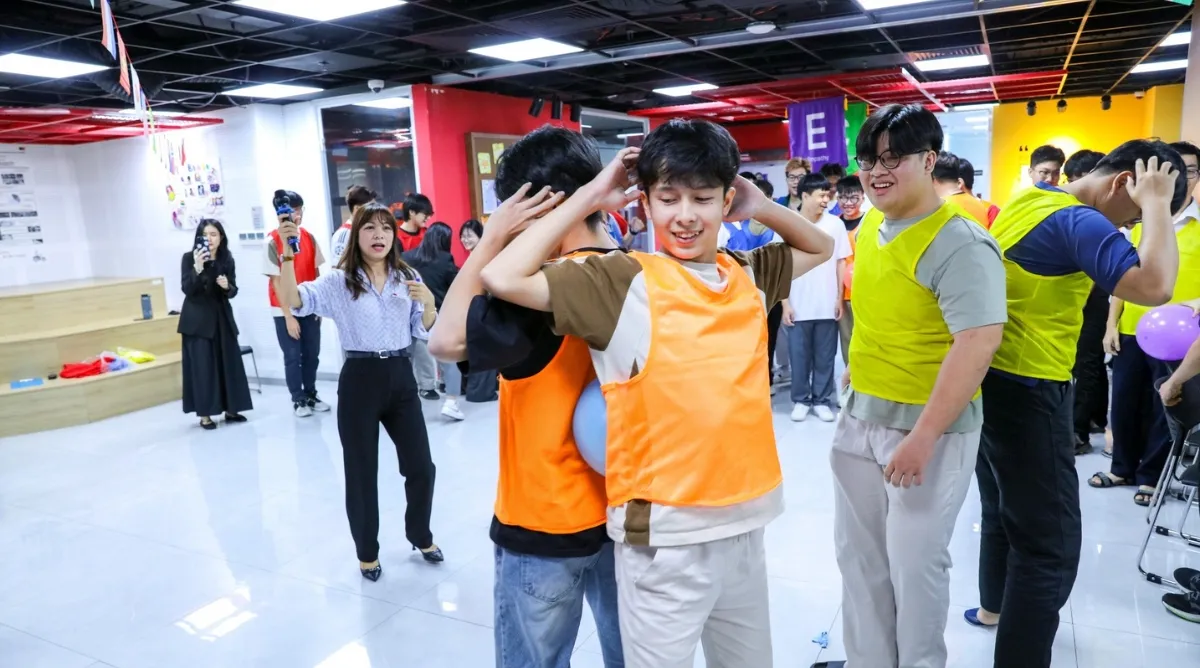 Thông qua các hoạt động tập thể và giao lưu văn hóa, sinh viên không chỉ rèn luyện kỹ năng mềm mà còn thắt chặt tinh thần đồng đội