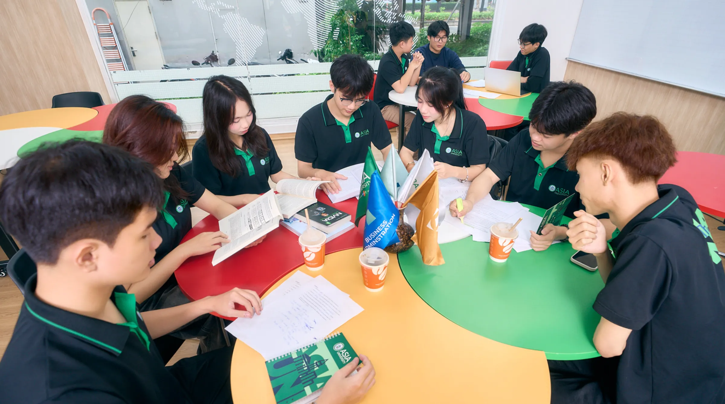 Asia University li&ecirc;n tục mở rộng hợp t&aacute;c giữa giới học thuật v&agrave; doanh nghiệp, tạo tiền đề cho c&aacute;c dự &aacute;n ươm tạo v&agrave; chuyển giao c&ocirc;ng nghệ gi&uacute;p sinh vi&ecirc;n tiếp cận thực tế