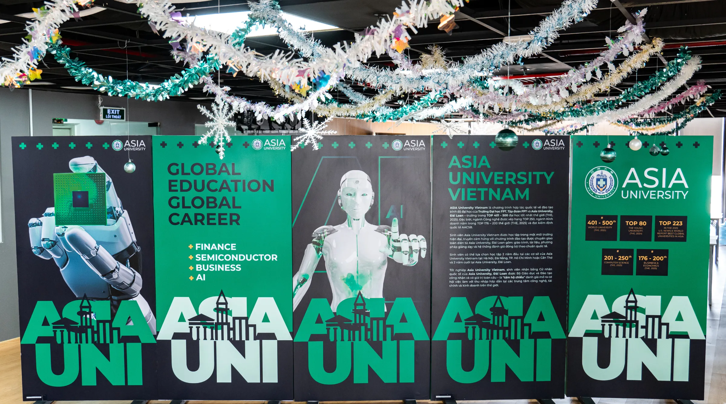 Asia University Vietnam “khoác áo mới” đón Giáng Sinh rộn ràng