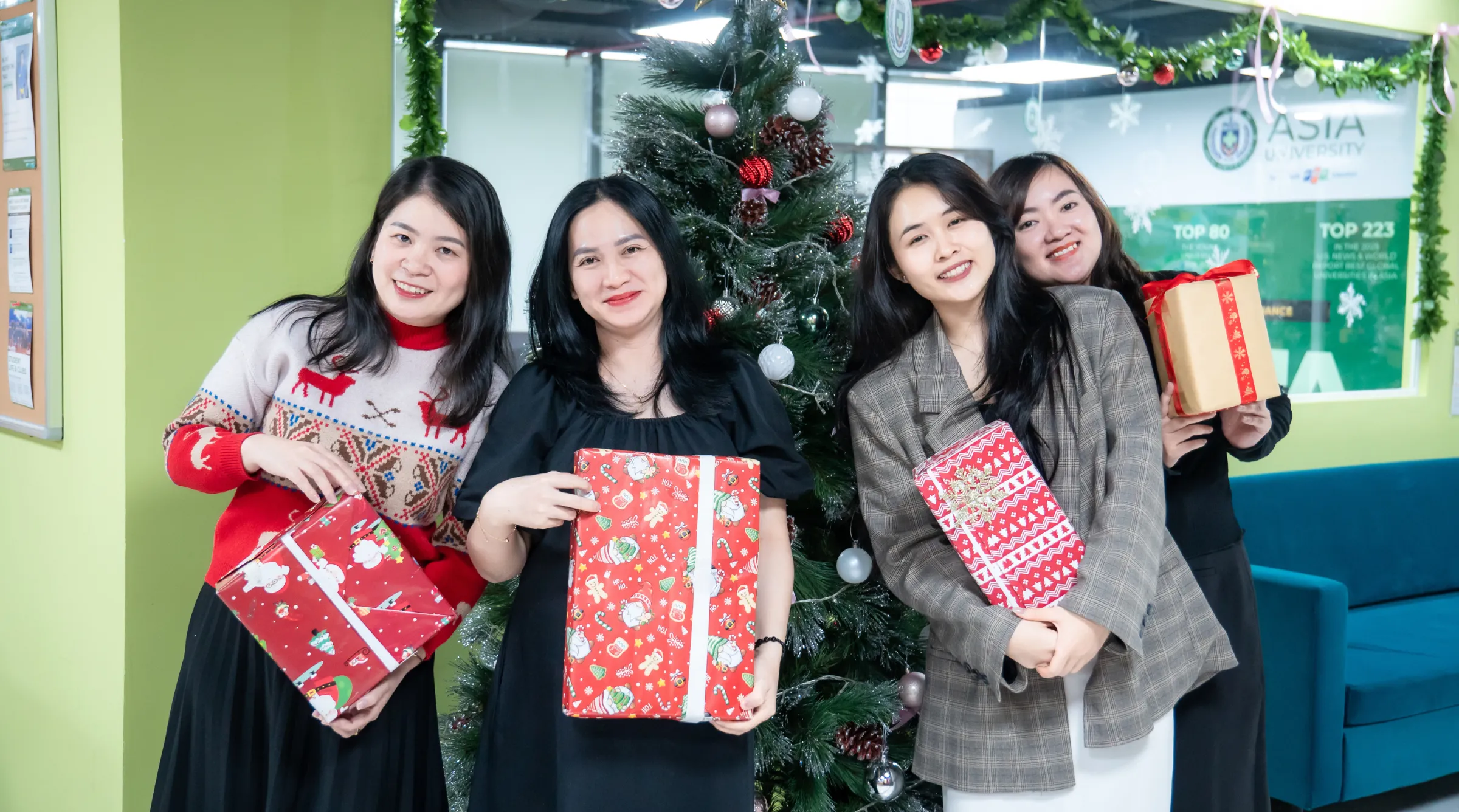 Asia University Vietnam “khoác áo mới” đón Giáng Sinh rộn ràng