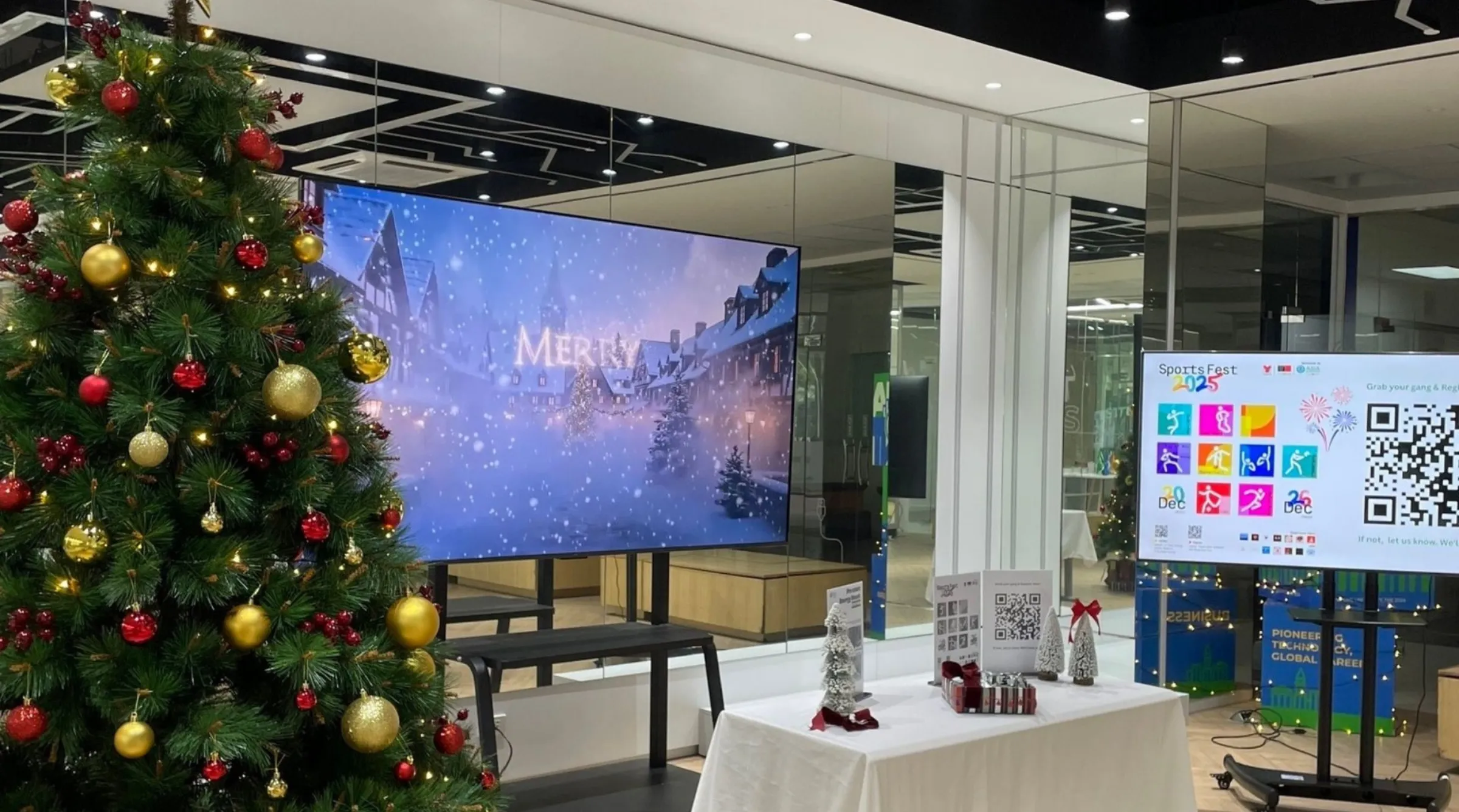 Asia University Vietnam “khoác áo mới” đón Giáng Sinh rộn ràng