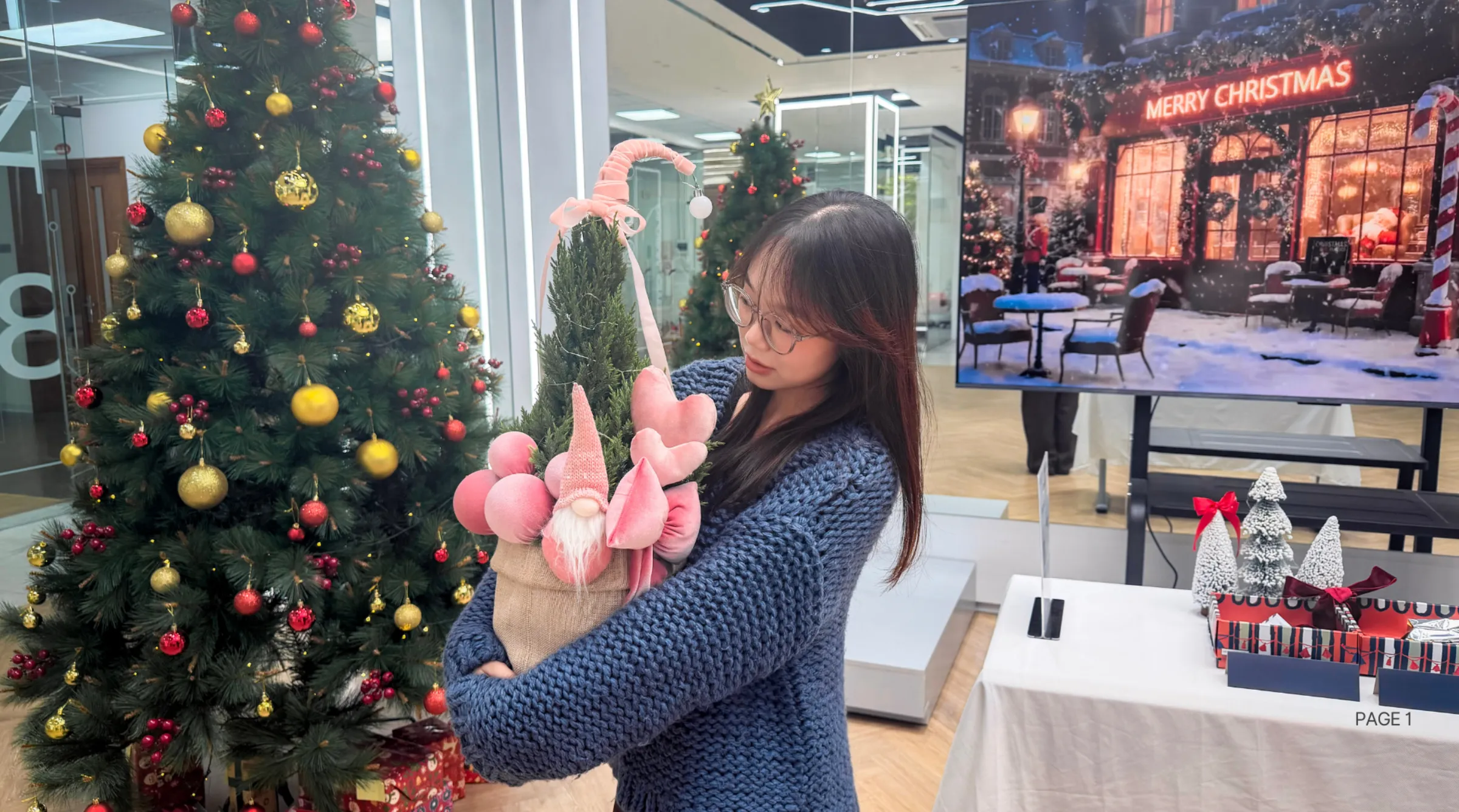 Asia University Vietnam “khoác áo mới” đón Giáng Sinh rộn ràng