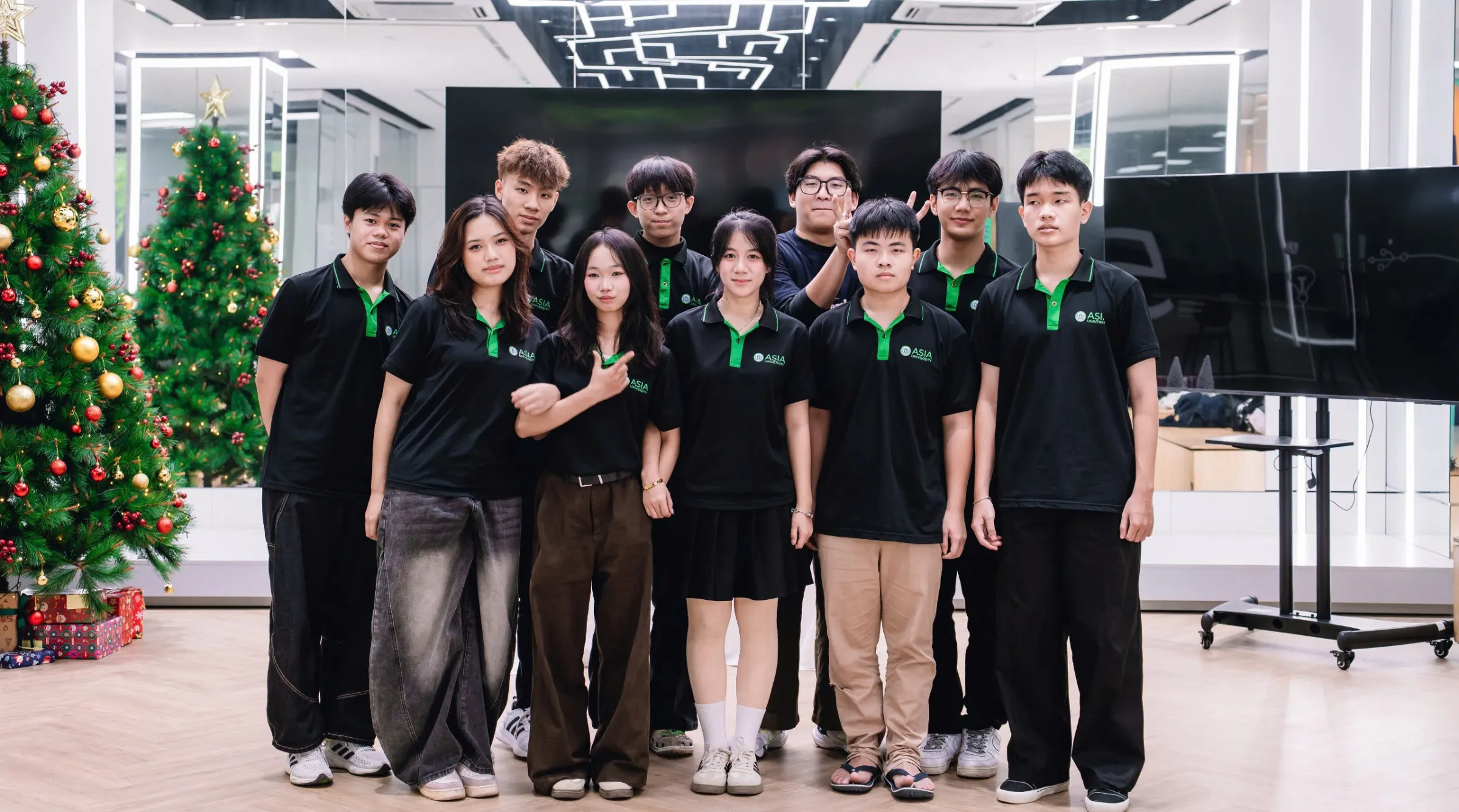 Asia University Vietnam “khoác áo mới” đón Giáng Sinh rộn ràng