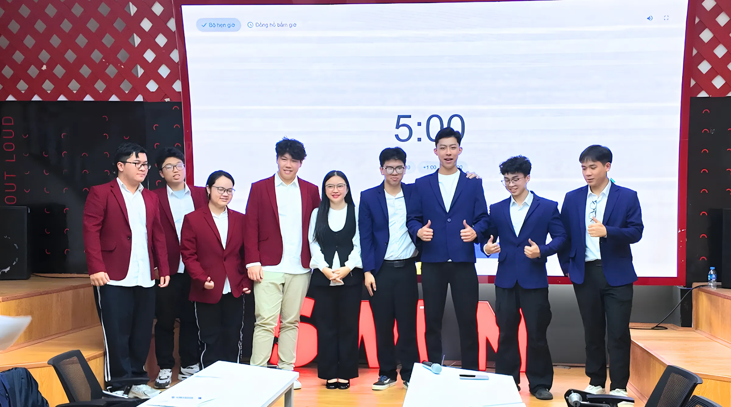 Các nhóm sinh viên tại cơ sở Hà Nội chụp ảnh lưu niệm cùng giảng viên sau phần tranh biện sôi nổi tại buổi tổng kết học phần EGP2