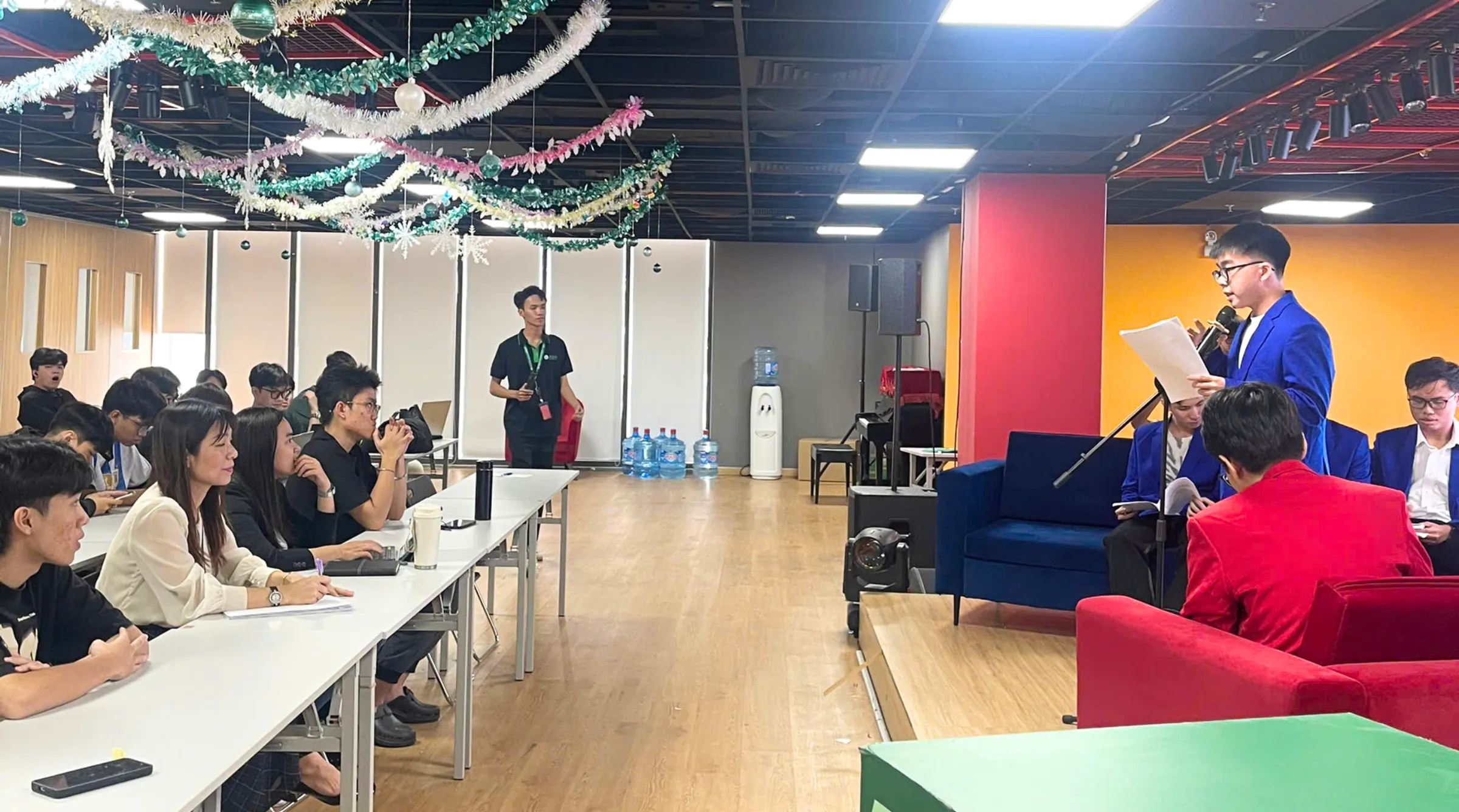 Đại diện nhóm sinh viên tại cơ sở TP. Hồ Chí Minh trình bày lập luận phản biện sắc bén về chủ đề đổi mới thi cử