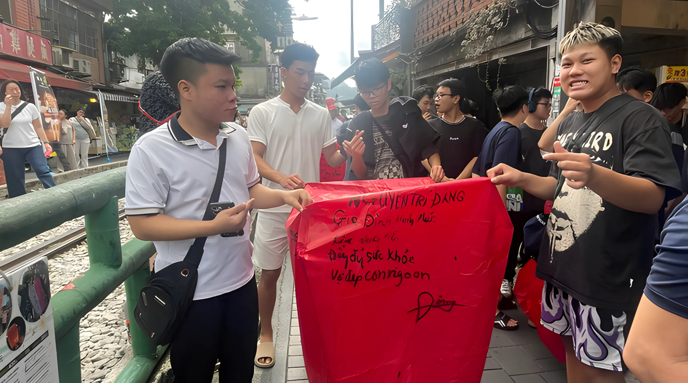 Em Lê Tiến Dũng (mặc áo trắng, thứ hai bên trái) – sinh viên ngành Công nghệ bán dẫn tại Asia University Vietnam tham gia hoạt động thả đèn trời tại Làng cổ Thập Phần