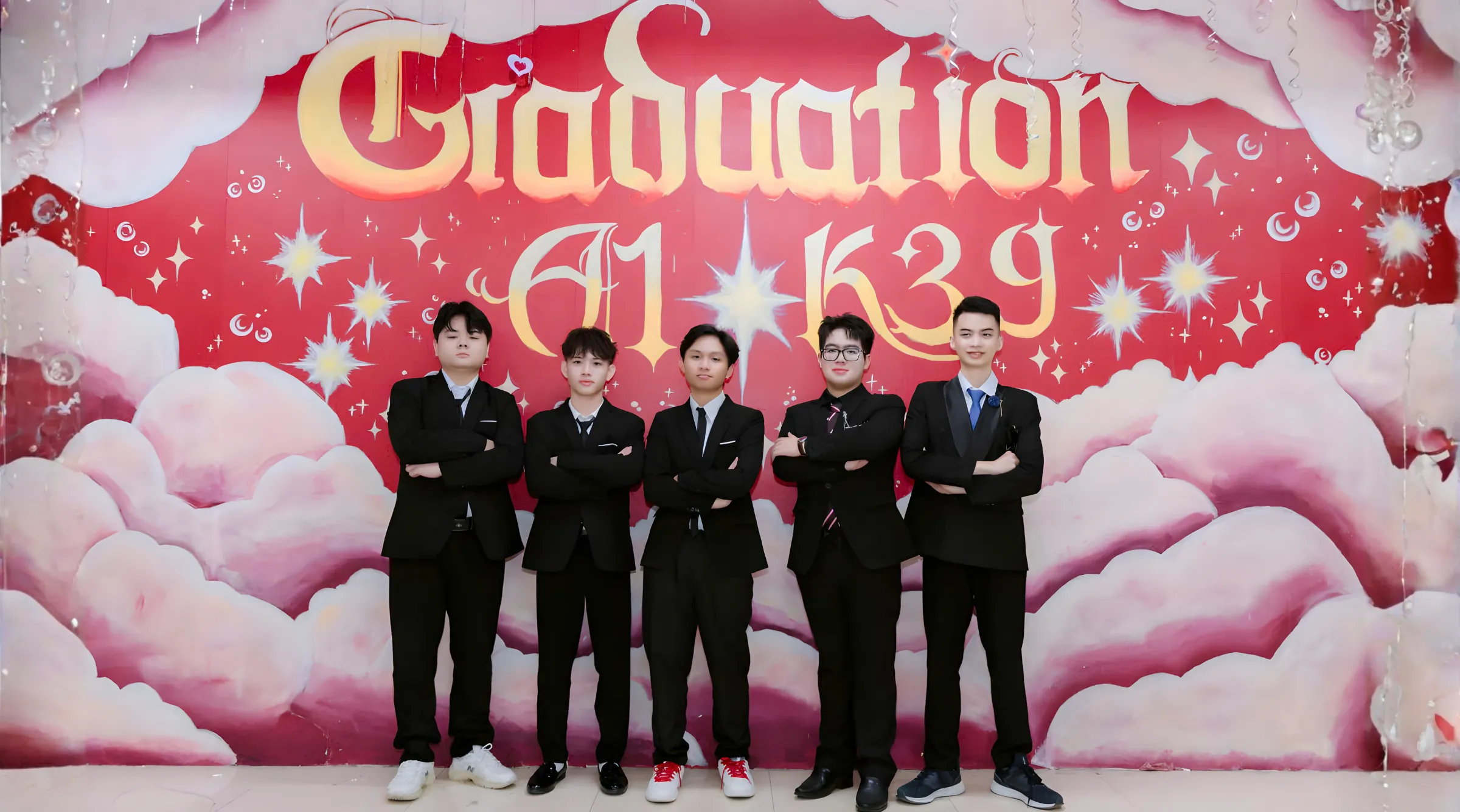 Gia Bảo (đứng giữa) rạng rỡ bên bạn bè trong khoảnh khắc đánh dấu tuổi trưởng thành