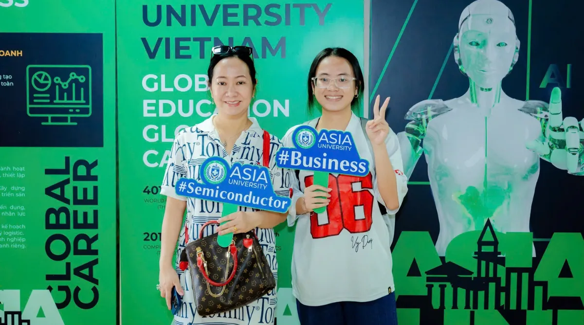 Mẹ luôn là chỗ dựa tinh thần, đồng hành cùng Phương Vy trong hành trình tìm kiếm và theo đuổi đam mê của mình. Từ đó, nữ sinh đã giành được học bổng của Asia University Vietnam