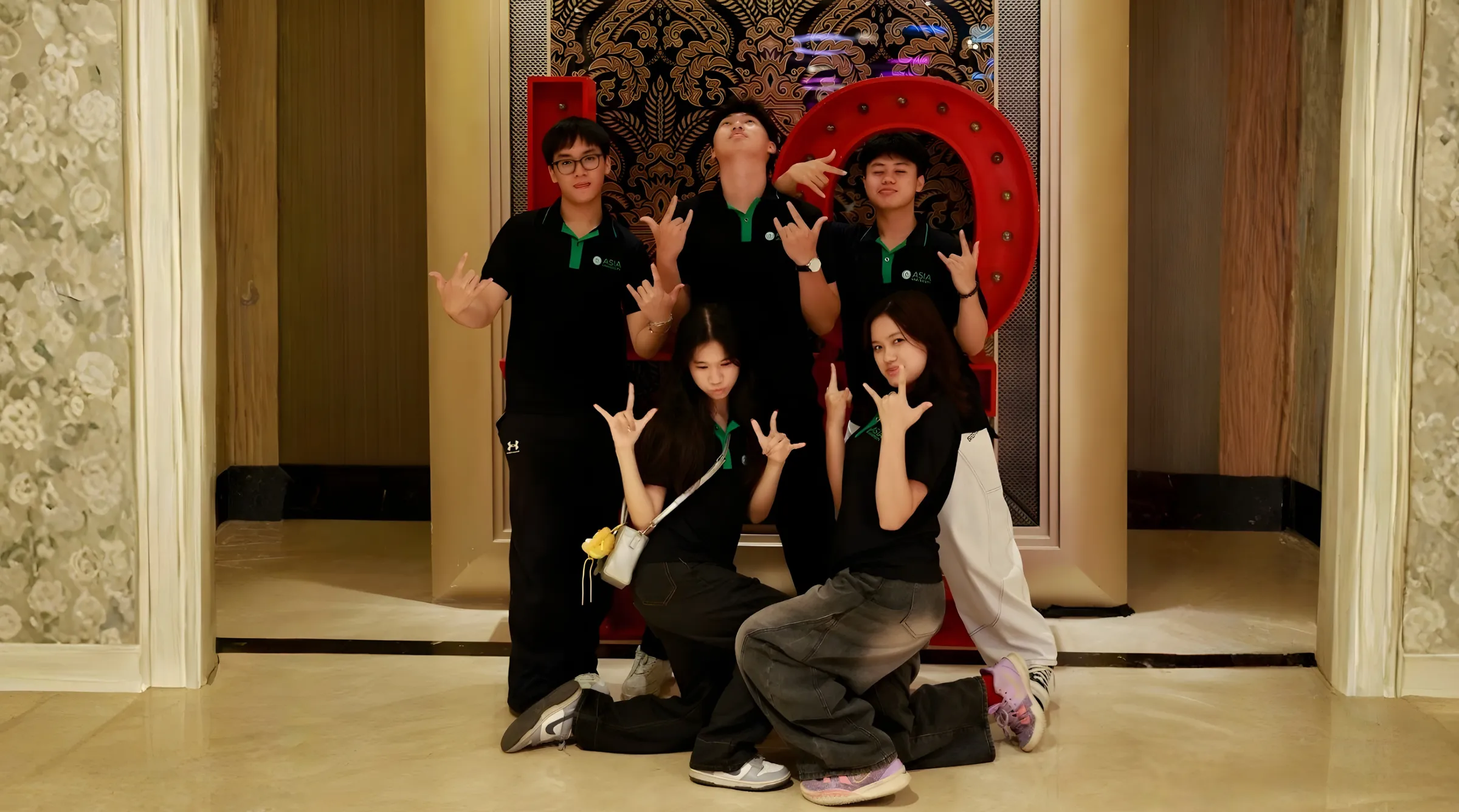 Hà Bảo Châu (ngoài cùng bên phải) cùng các bạn sinh viên Asia University Vietnam trong chuyến kiến học tại Đài Loan