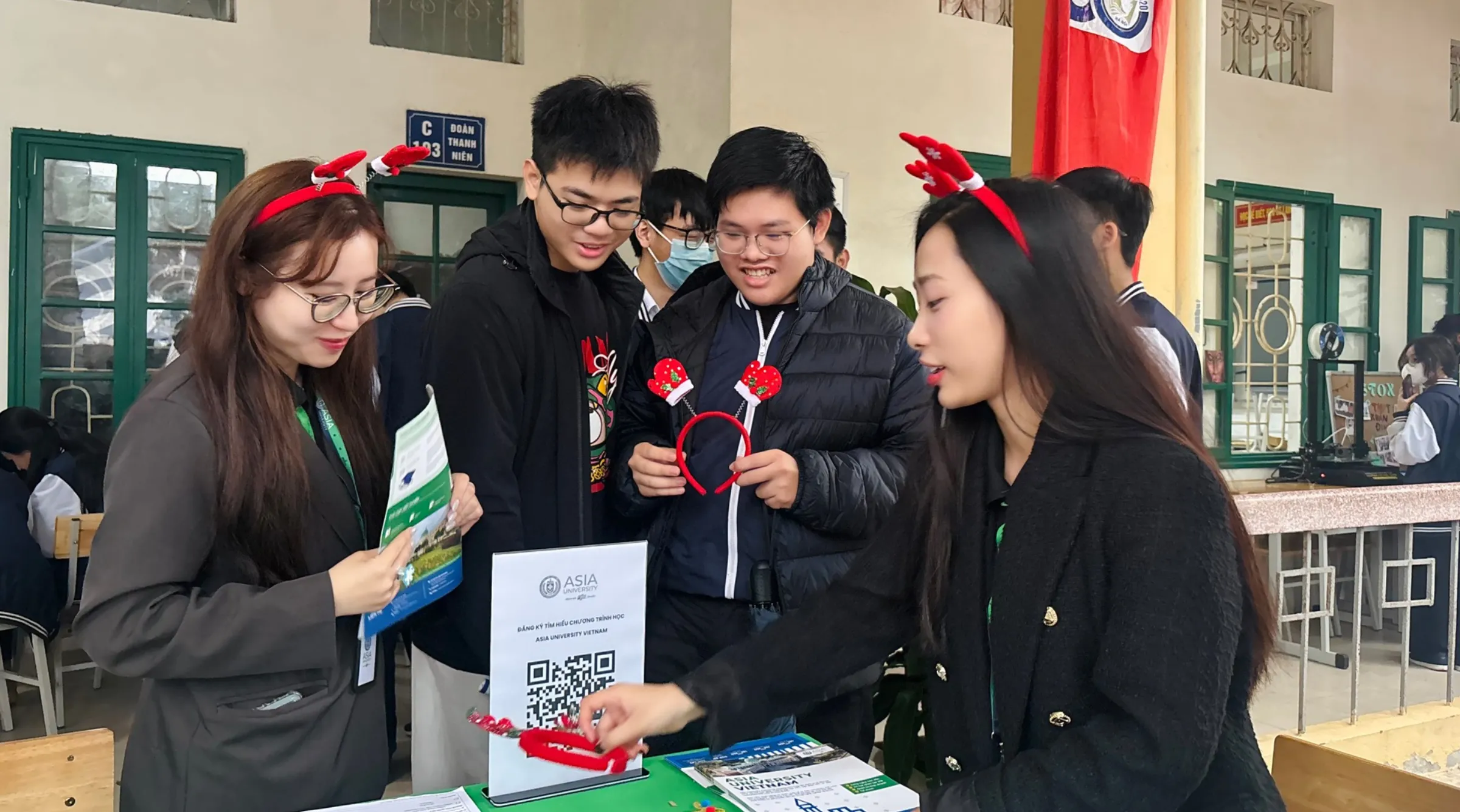 Học sinh chăm chú lắng nghe và nhận tư vấn chi tiết về ngành học, lộ trình đào tạo từ đội ngũ tuyển sinh của Asia University Vietnam