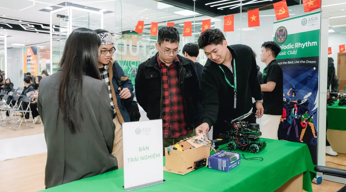 Học sinh hào hứng tham gia trải nghiệm mô hình robot và chip bán dẫn tại khu vực công nghệ của sự kiện Info Day