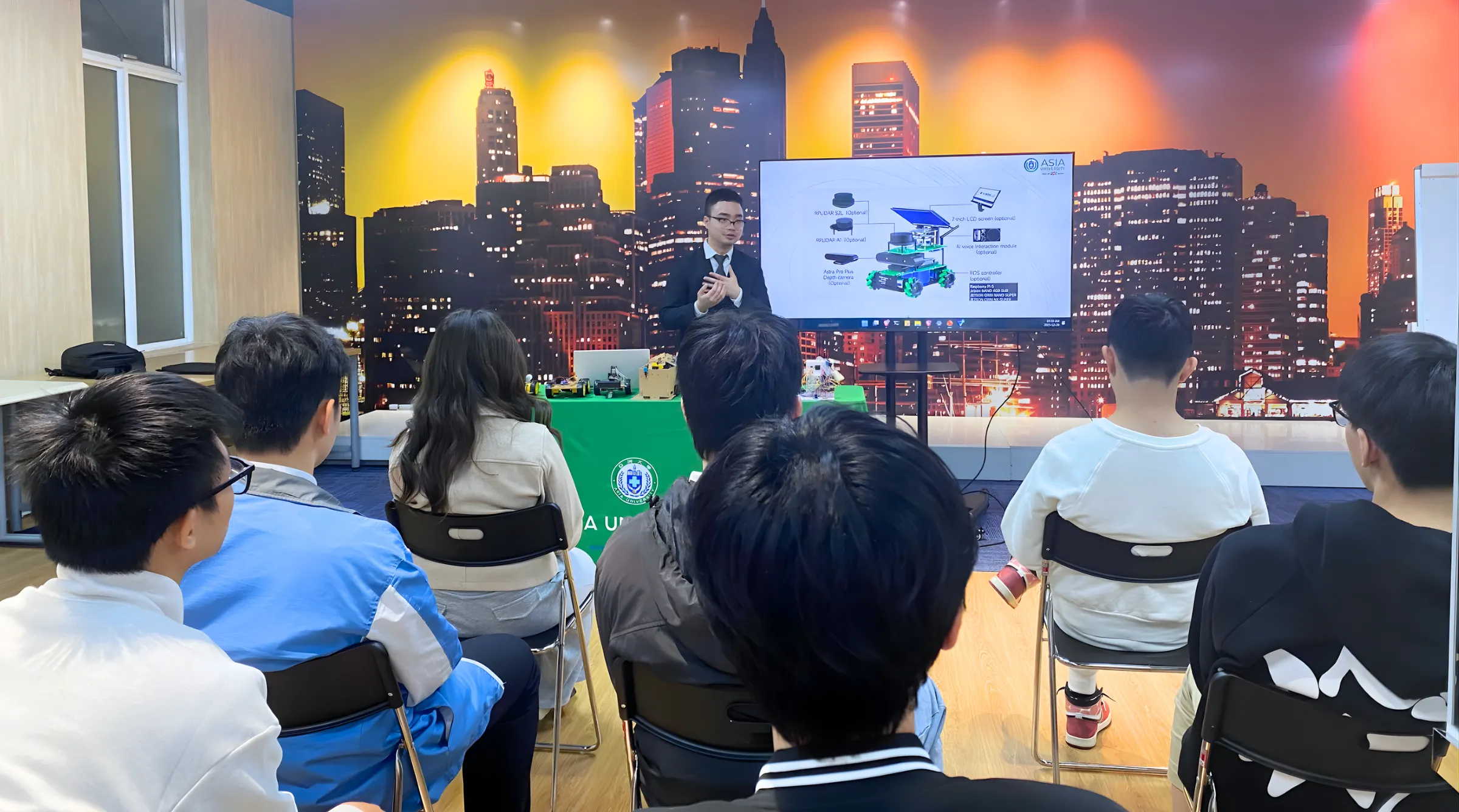 Học sinh tham gia lớp học trải nghiệm Công nghệ bán dẫn và Trí tuệ nhân tạo với sự hướng dẫn của giảng viên tại Asia University Vietnam Next Gen Day