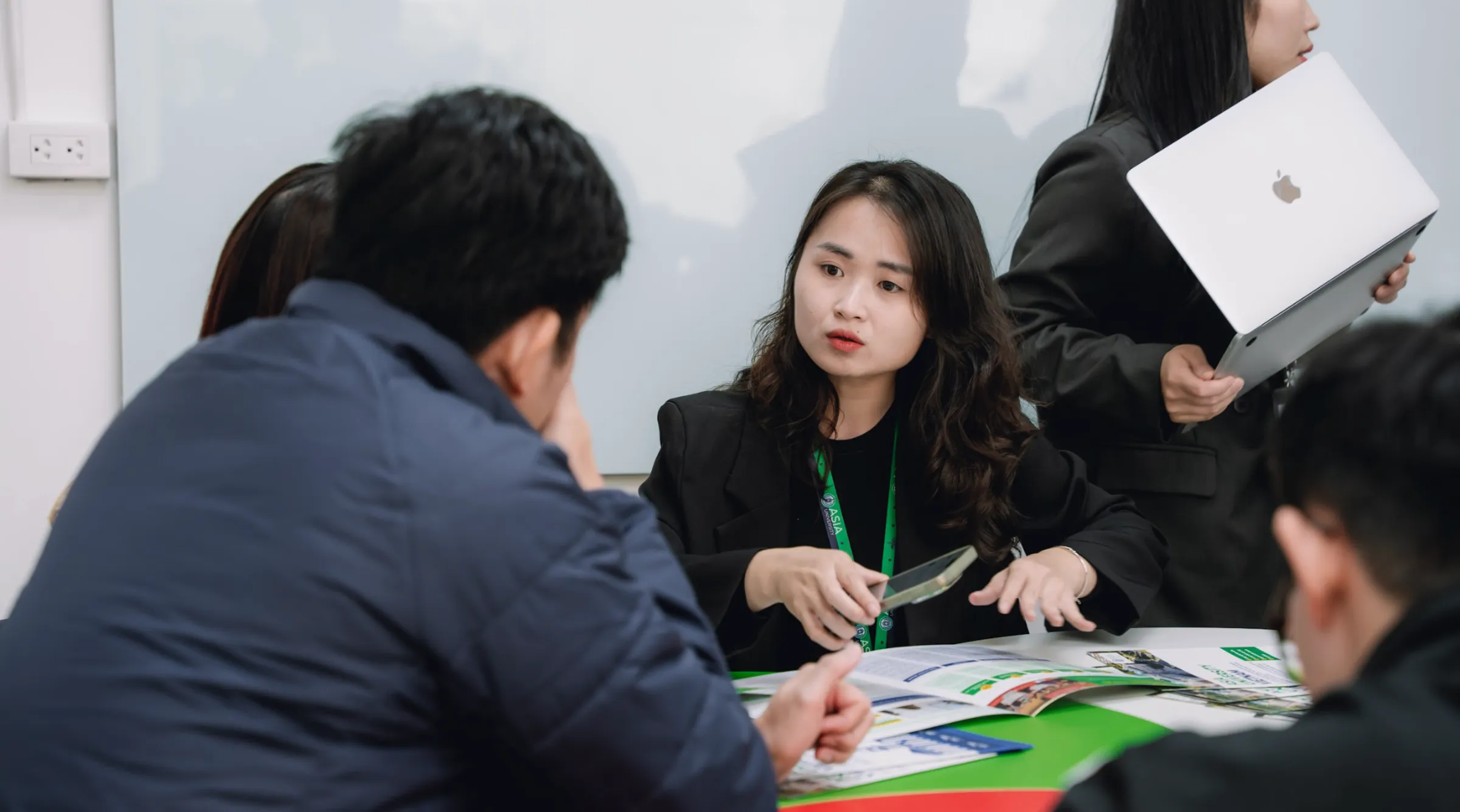 Học sinh và phụ huynh trao đổi trực tiếp với giảng viên, cố vấn đào tạo trong khu vực tư vấn chuyên sâu 1:1 tại sự kiện