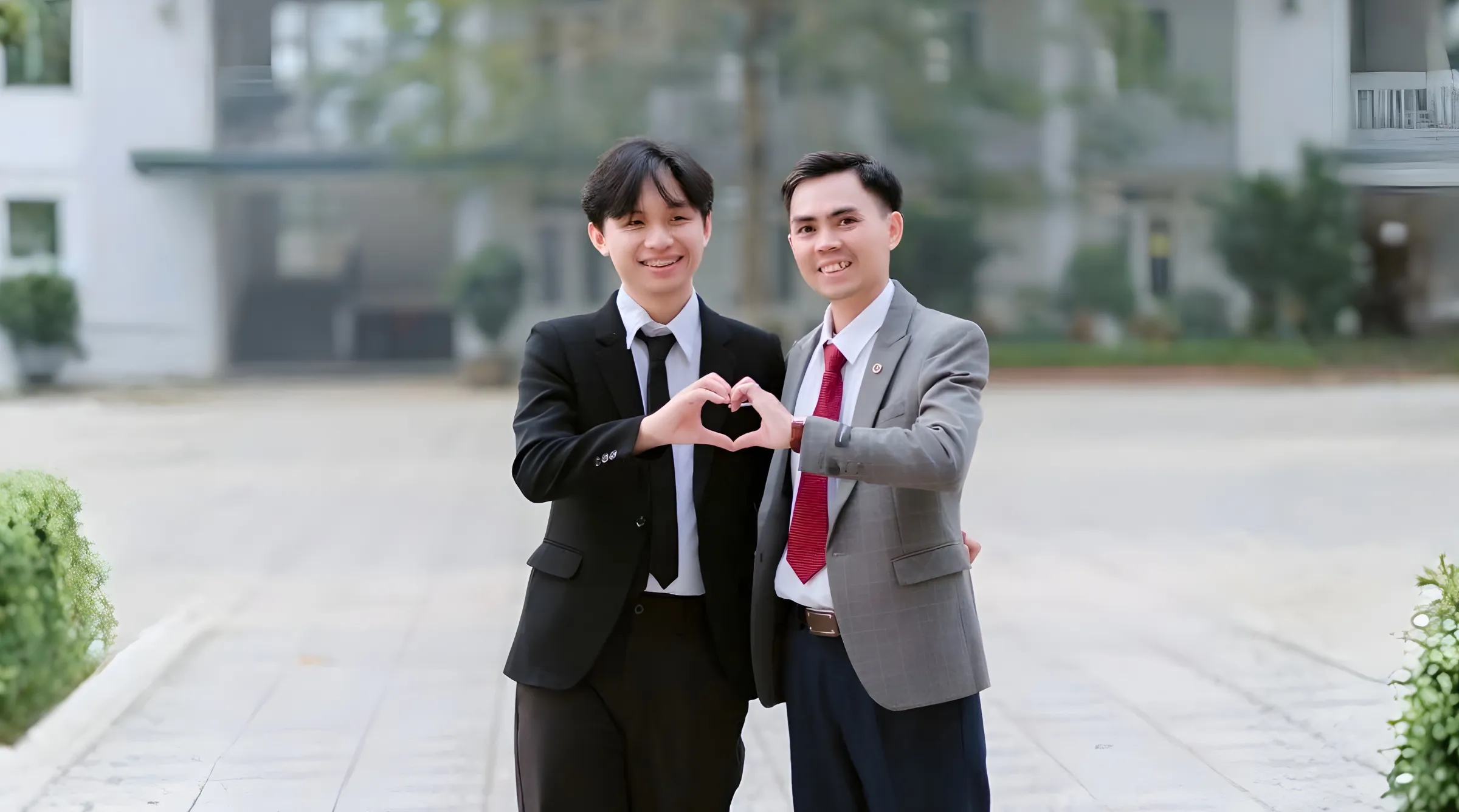 Khoảnh khắc thân thiết của Gia Bảo bên thầy chủ nhiệm tại trường THPT Mê Linh