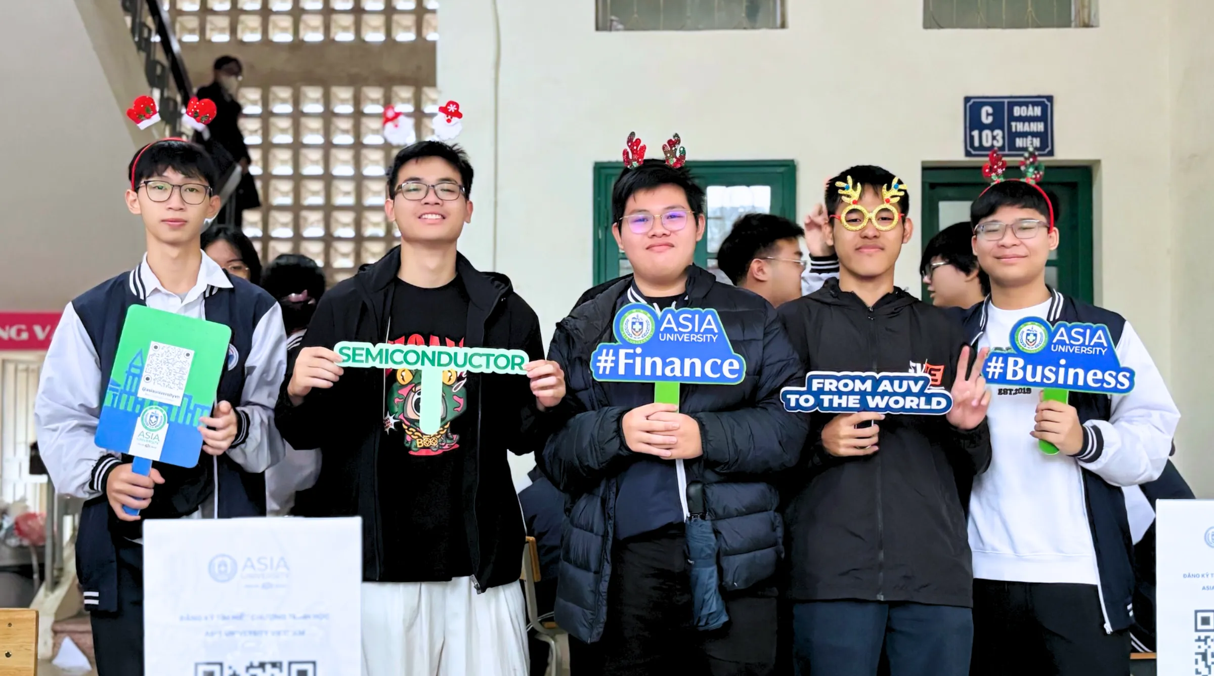 Không khí sôi nổi tại sự kiện khi các bạn học sinh hào hứng chụp ảnh tại gian hàng để lưu lại kỷ niệm và thể hiện sự yêu thích với các ngành học của trường