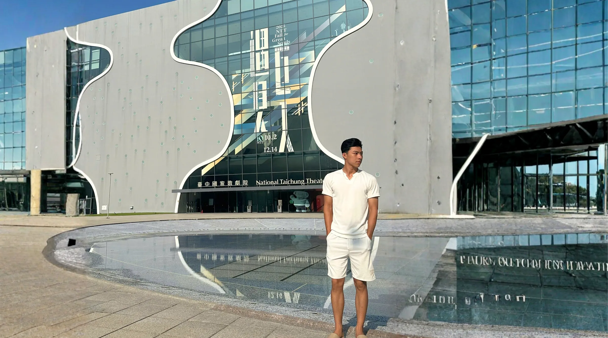 Lê Tiến Dũng chụp ảnh tại Nhà hát quốc gia Đài Trung. Những trải nghiệm thực tế tại các công trình biểu tượng giúp nam sinh mở rộng thế giới quan và nuôi dưỡng động lực trở thành một kỹ sư giỏi