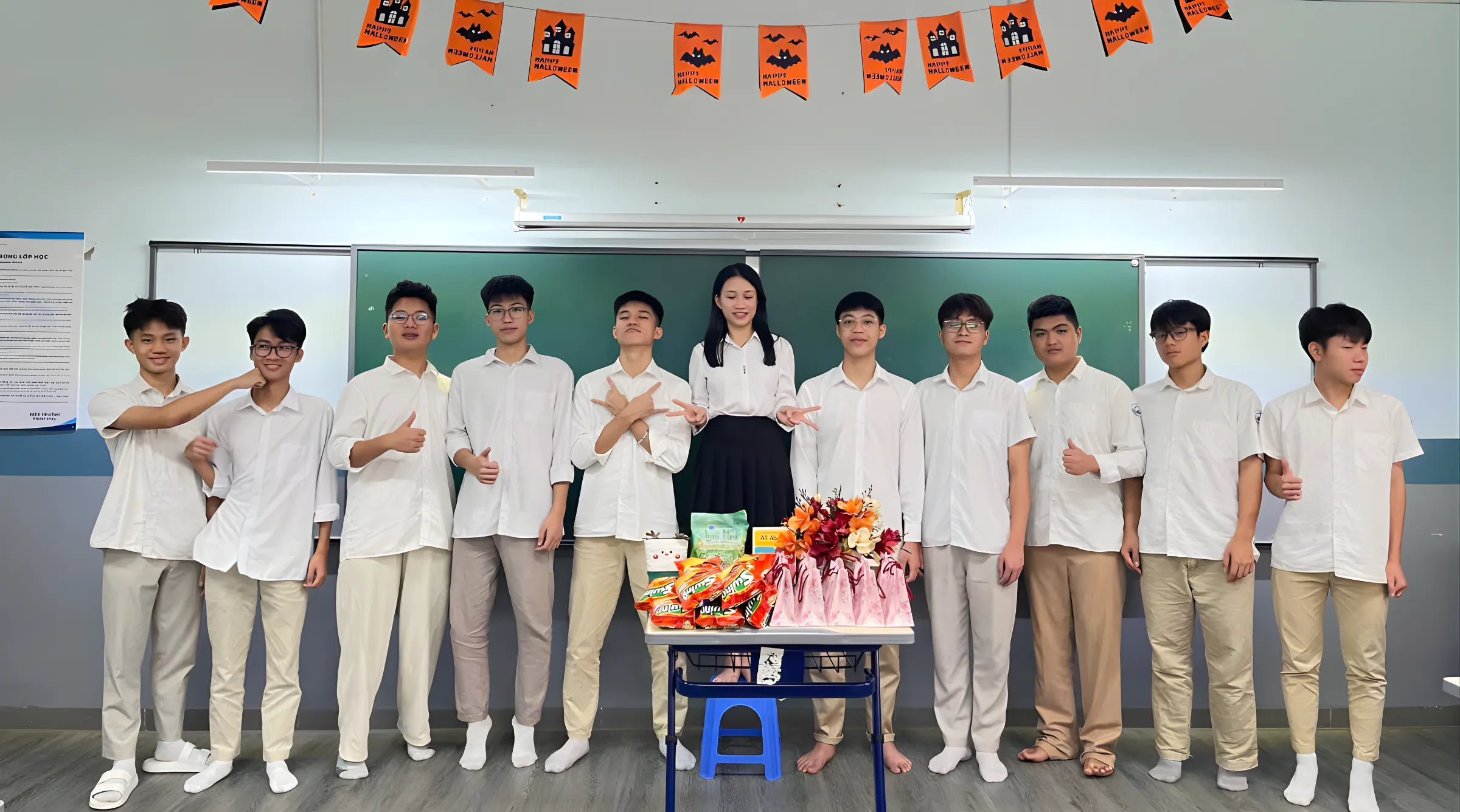 Nguyễn Lê Phong (vị trí thứ 3 từ phải sang) cùng giáo viên và các bạn học sinh lớp 12A1, Trường PTLC Newton Vĩnh Phúc – nơi ươm mầm cho những nỗ lực giành học bổng Asia Pioneer