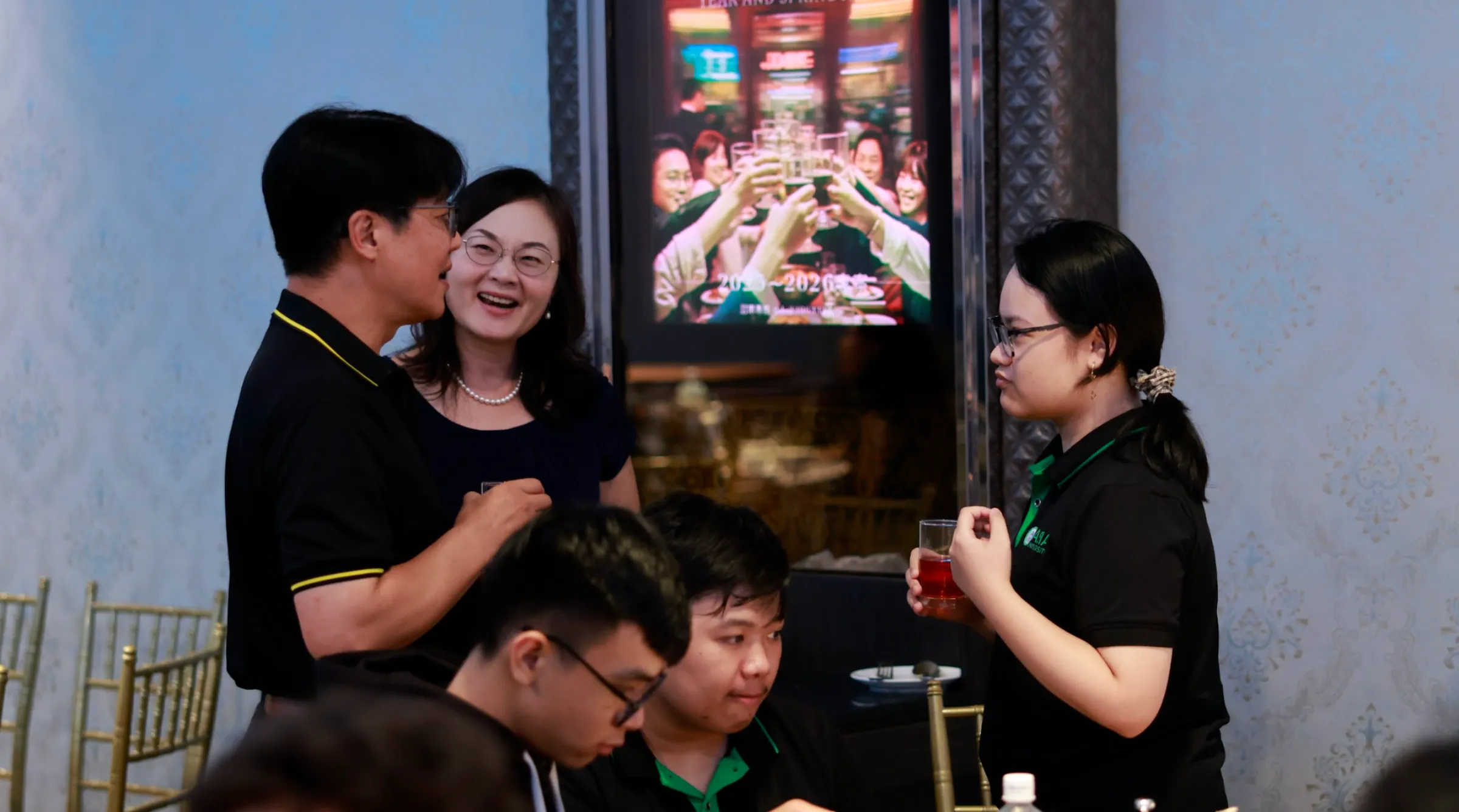 Đinh Hà My tự tin giao lưu và chia sẻ cùng các đại diện nhà trường trong buổi tiệc chào mừng tại Đài Loan