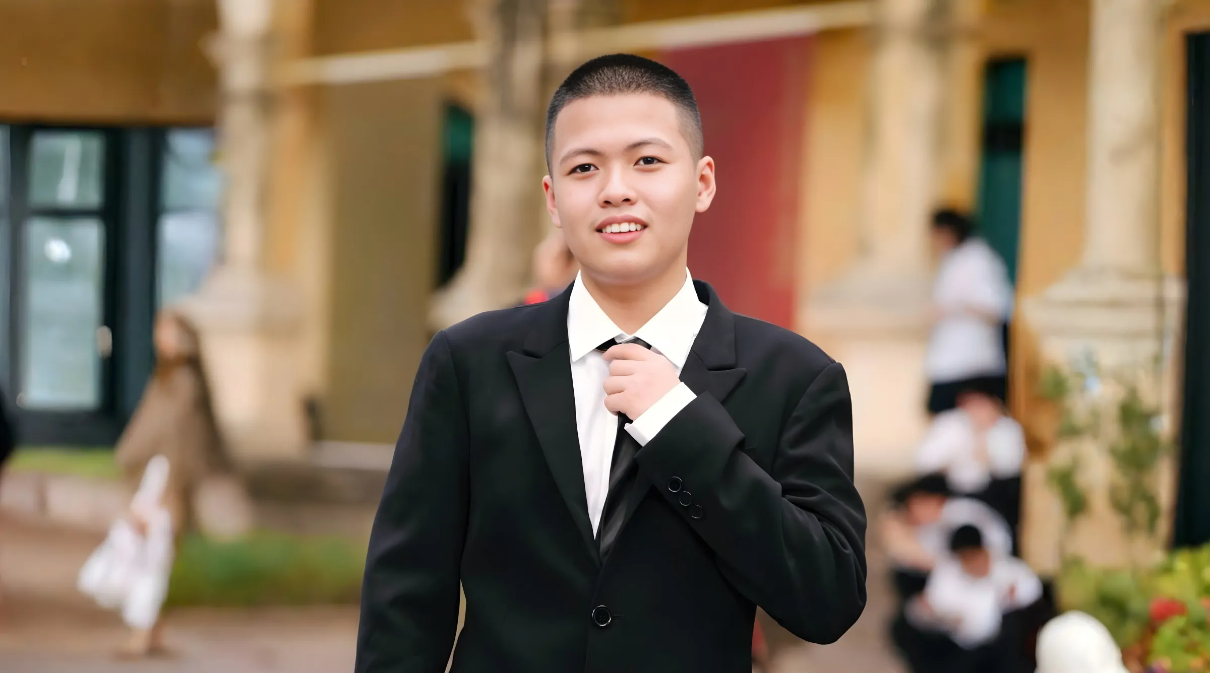 Phạm Tuấn Phong (học sinh Trường THPT Trương Định, Hà Nội) gây ấn tượng bởi sự nghiêm túc và niềm đam mê lớn dành cho lĩnh vực công nghệ bán dẫn