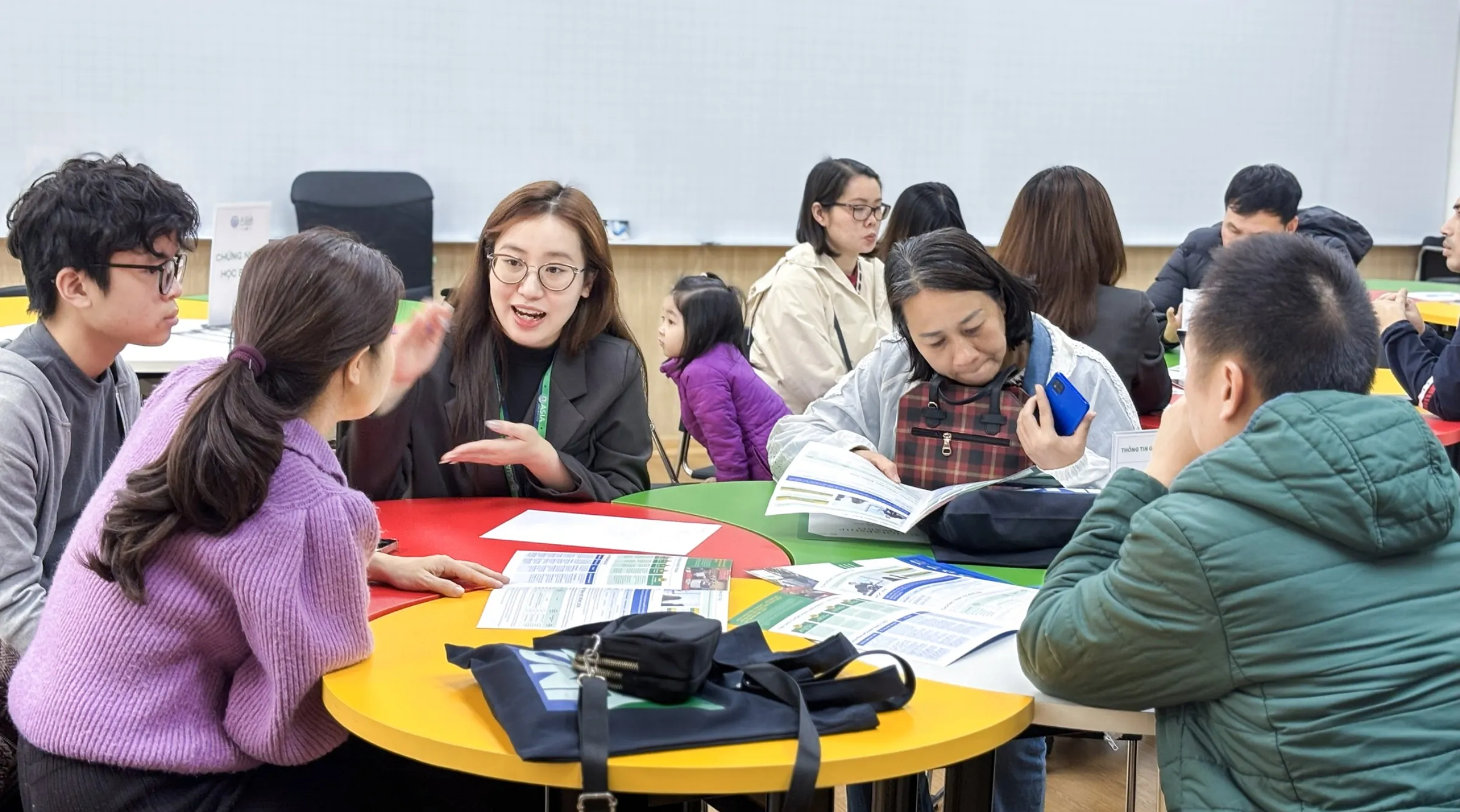 Phụ huynh và học sinh trao đổi trực tiếp với đội ngũ giảng viên, cán bộ tuyển sinh trong khuôn khổ sự kiện