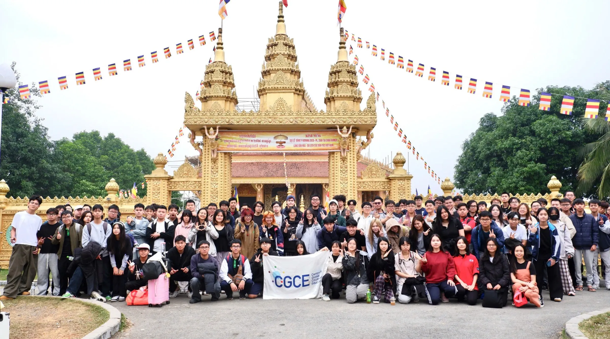 Sinh viên Asia University Vietnam chụp ảnh tập thể trước Chùa Khmer, Làng Văn hoá - Du lịch các dân tộc Việt Nam
