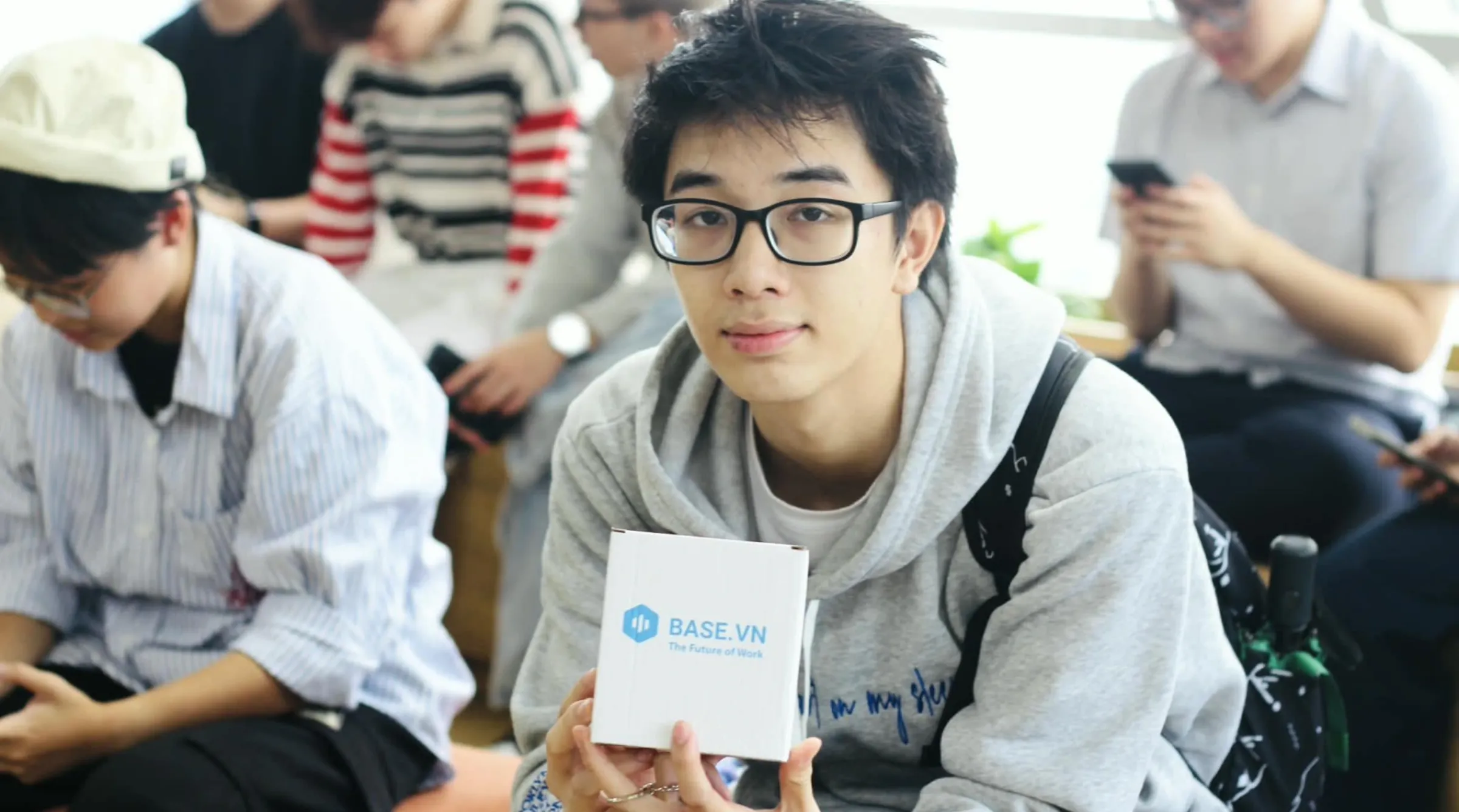 Sinh viên Asia University Vietnam lắng nghe chia sẻ về sản phẩm và công nghệ tại doanh nghiệp Base.vn