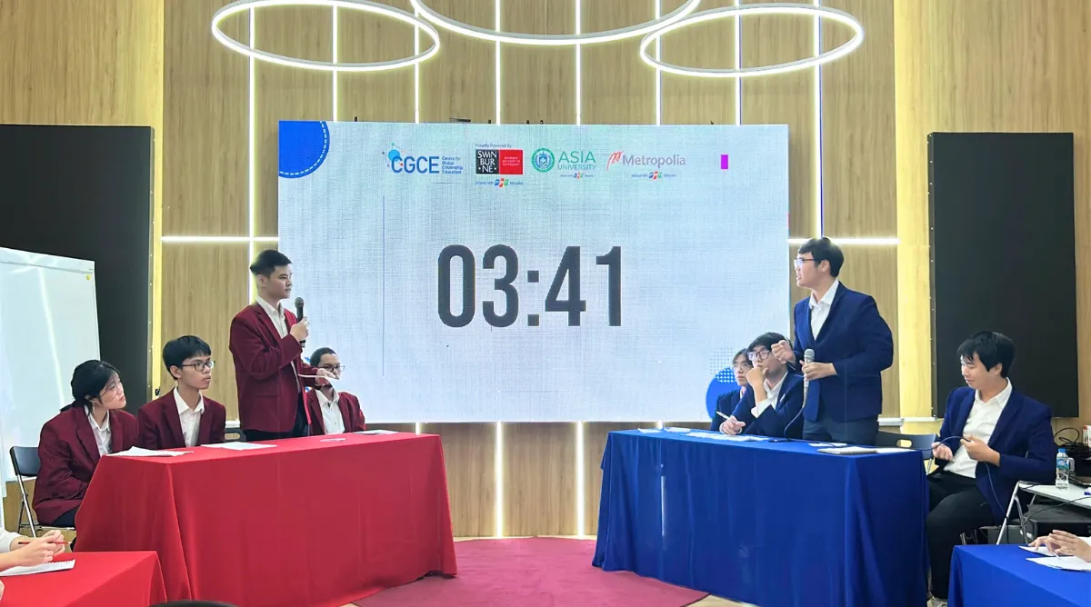 Đội thi Asia University Vietnam tham gia tranh biện bằng tiếng Anh tại cuộc thi học thuật quốc tế