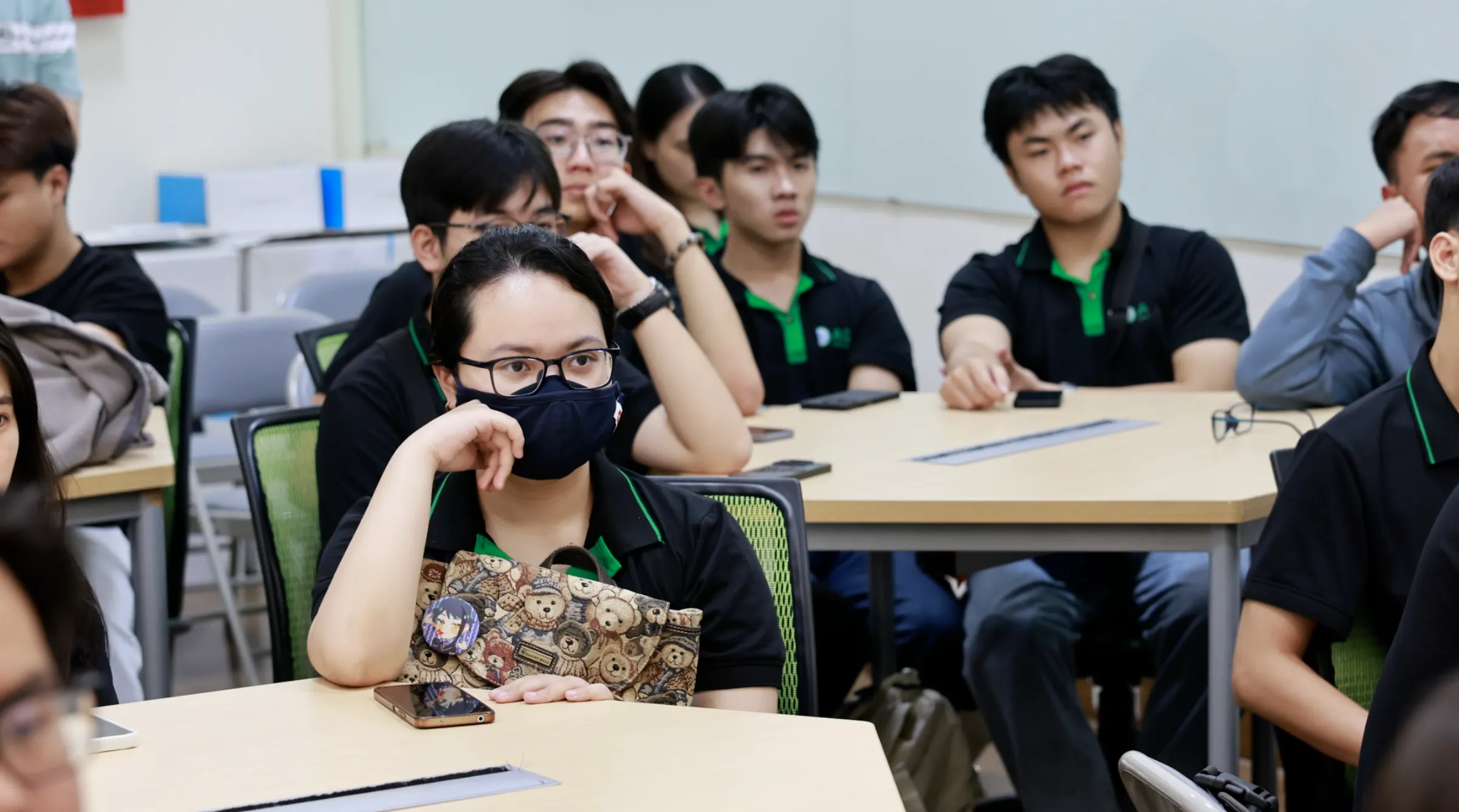 Sinh viên chăm chú tiếp thu kiến thức trong một giờ học trải nghiệm, tiếp cận trực tiếp với môi trường giáo dục đại học quốc tế