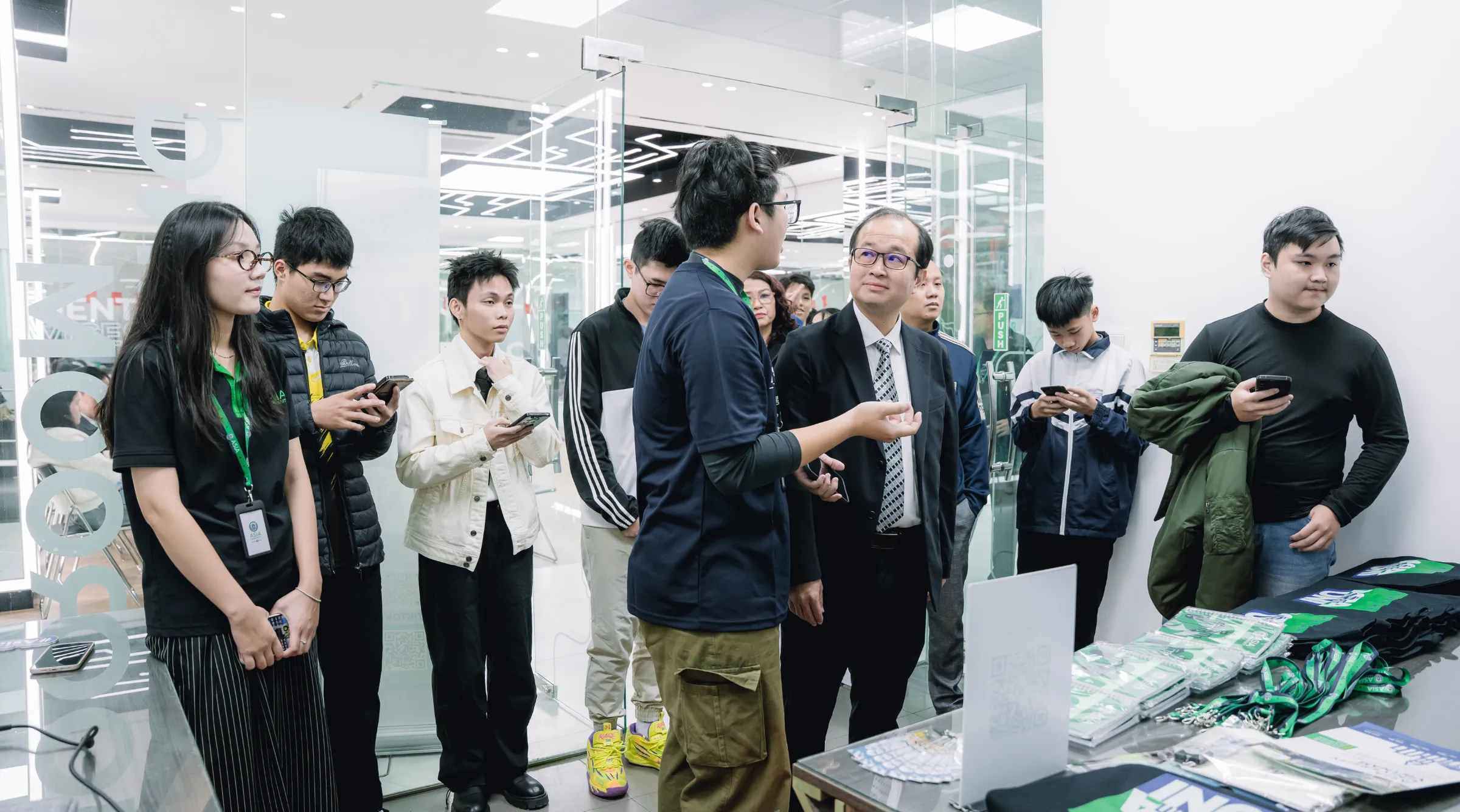 Sinh viên hào hứng trao đổi các vấn đề chuyên môn về AI và bán dẫn cùng các chuyên gia đầu ngành tại khu vực trải nghiệm công nghệ