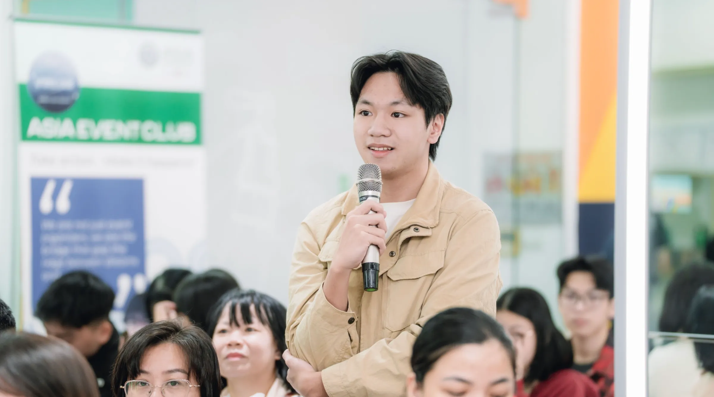 Sinh viên Asia University Vietnam hào hứng trao đổi với đoàn chuyên gia về lộ trình học tập và cơ hội việc làm tại thị trường quốc tế