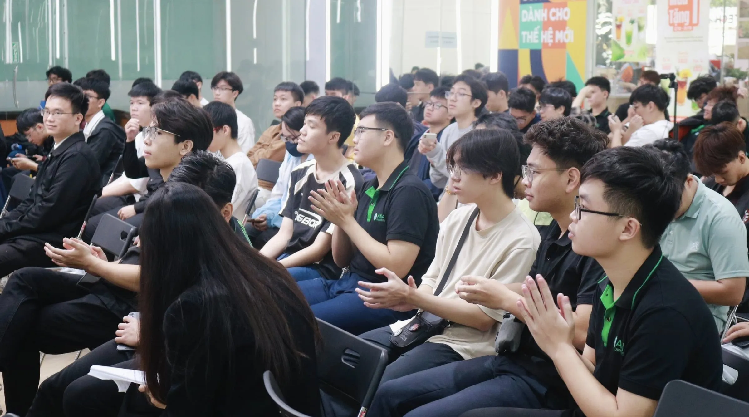 Sinh viên tham dự hội thảo quốc tế về Trí tuệ nhân tạo và Công nghệ bán dẫn tại cơ sở Hà Nội của Asia University Vietnam