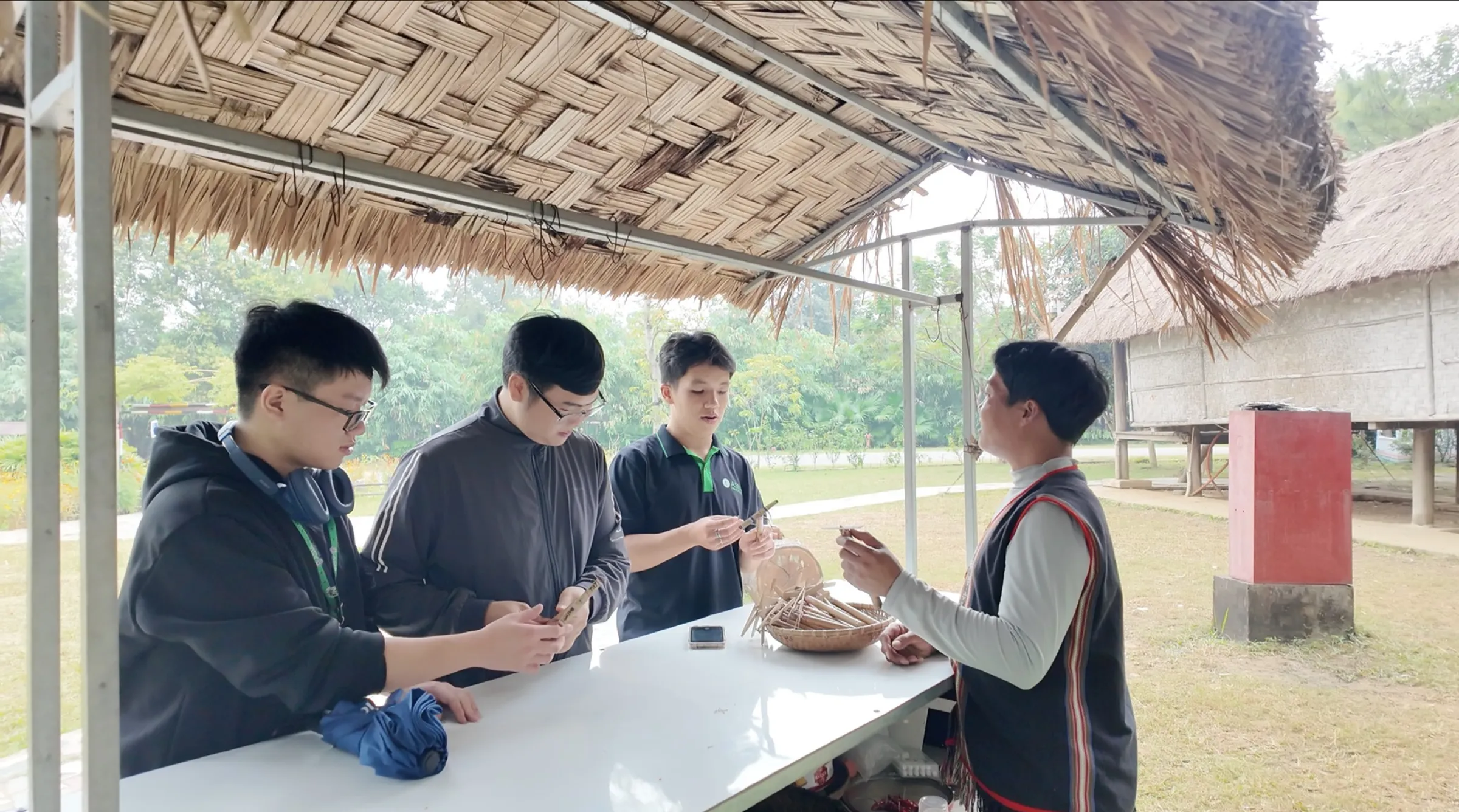 Sinh viên tìm hiểu về vật liệu tre, nứa truyền thống