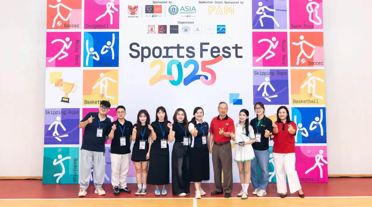Sinh viên Asia University Vietnam chụp ảnh cùng ban tổ chức Sinh viên vui vẻ giao lưu trước trận đấu tại Sinh viên Asia University Vietnam hăng hái tham gia thi đấu tại Sports Fest 2025