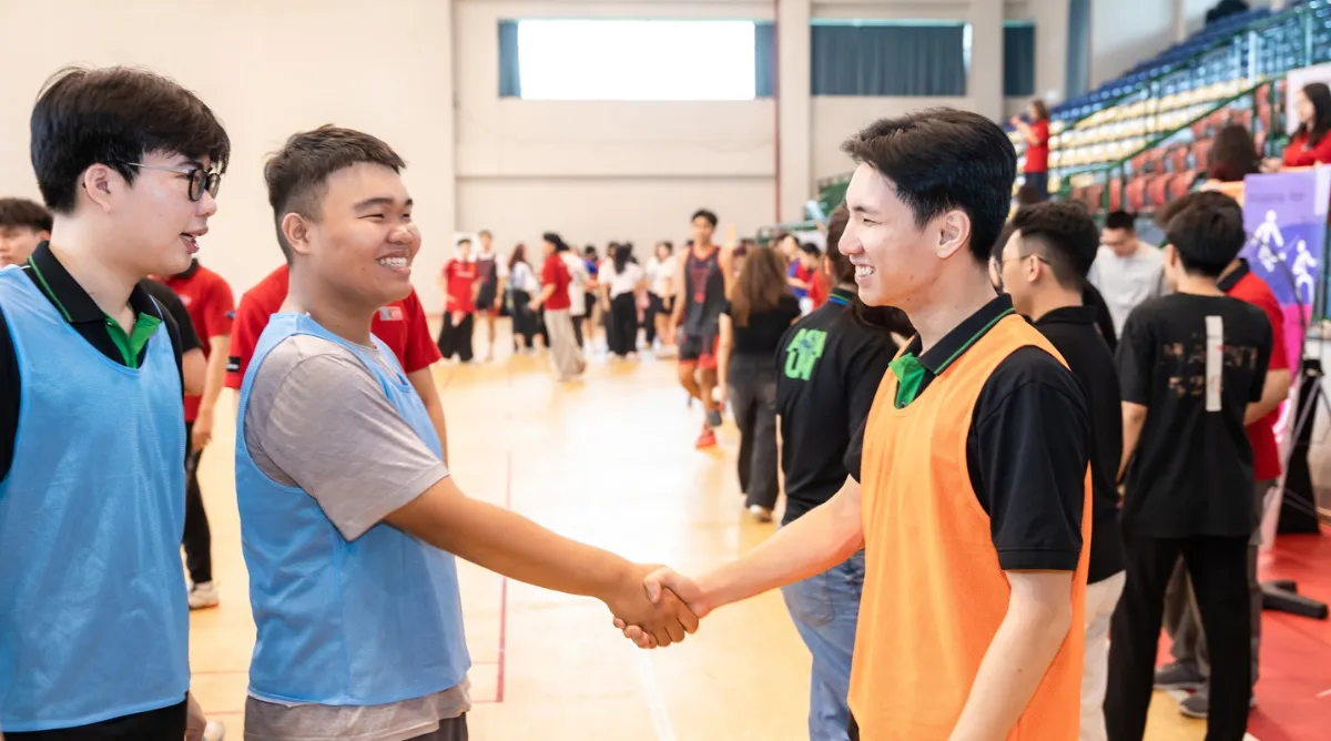 Sinh viên vui vẻ giao lưu trước trận đấu tại Sinh viên Asia University Vietnam hăng hái tham gia thi đấu tại Sports Fest 2025