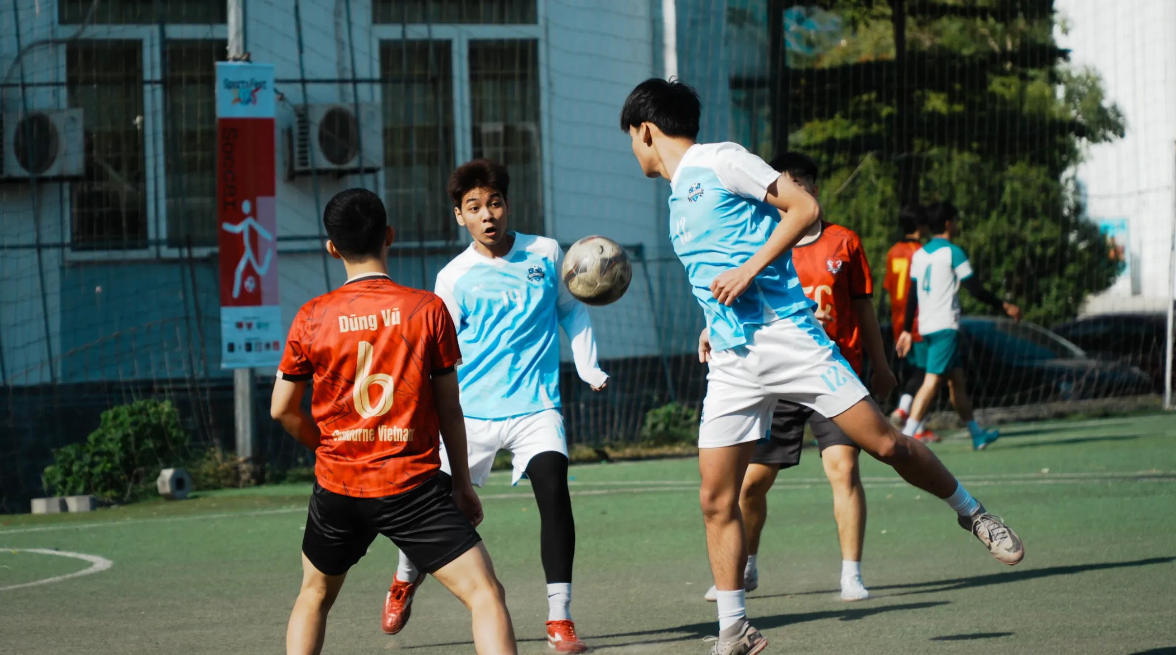 Sự nỗ lực và tinh thần gắn kết giữa các thành viên được thể hiện rõ nét qua từng pha bóng và khoảnh khắc phối hợp trên sân đấu