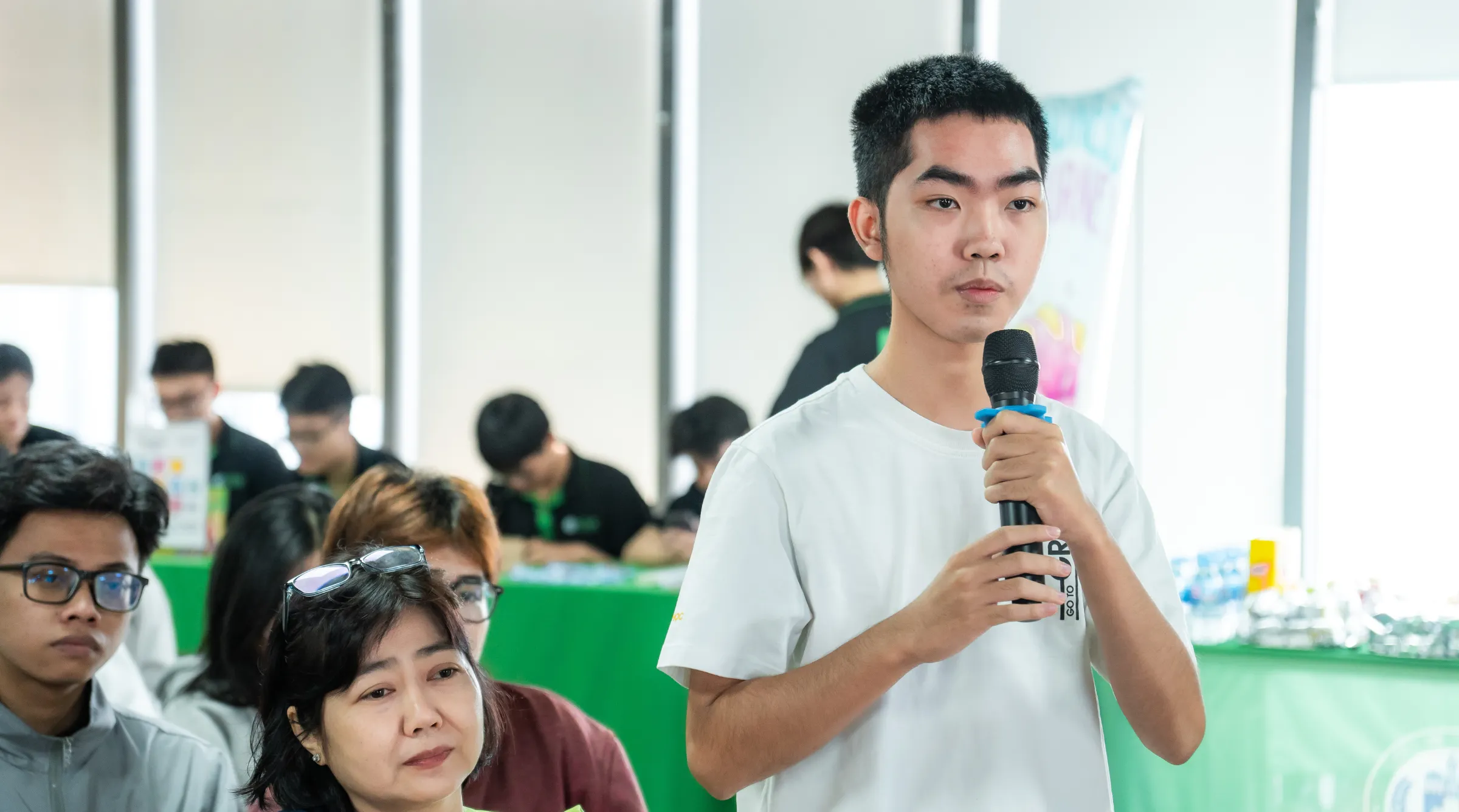 Tại sự kiện Info Day "Asia University Vietnam Next Gen Day", Qúy tự tin đặt câu hỏi cho diễn giả, mẹ Qúy (ngồi bên trái) luôn lắng nghe và đồng hành cùng em