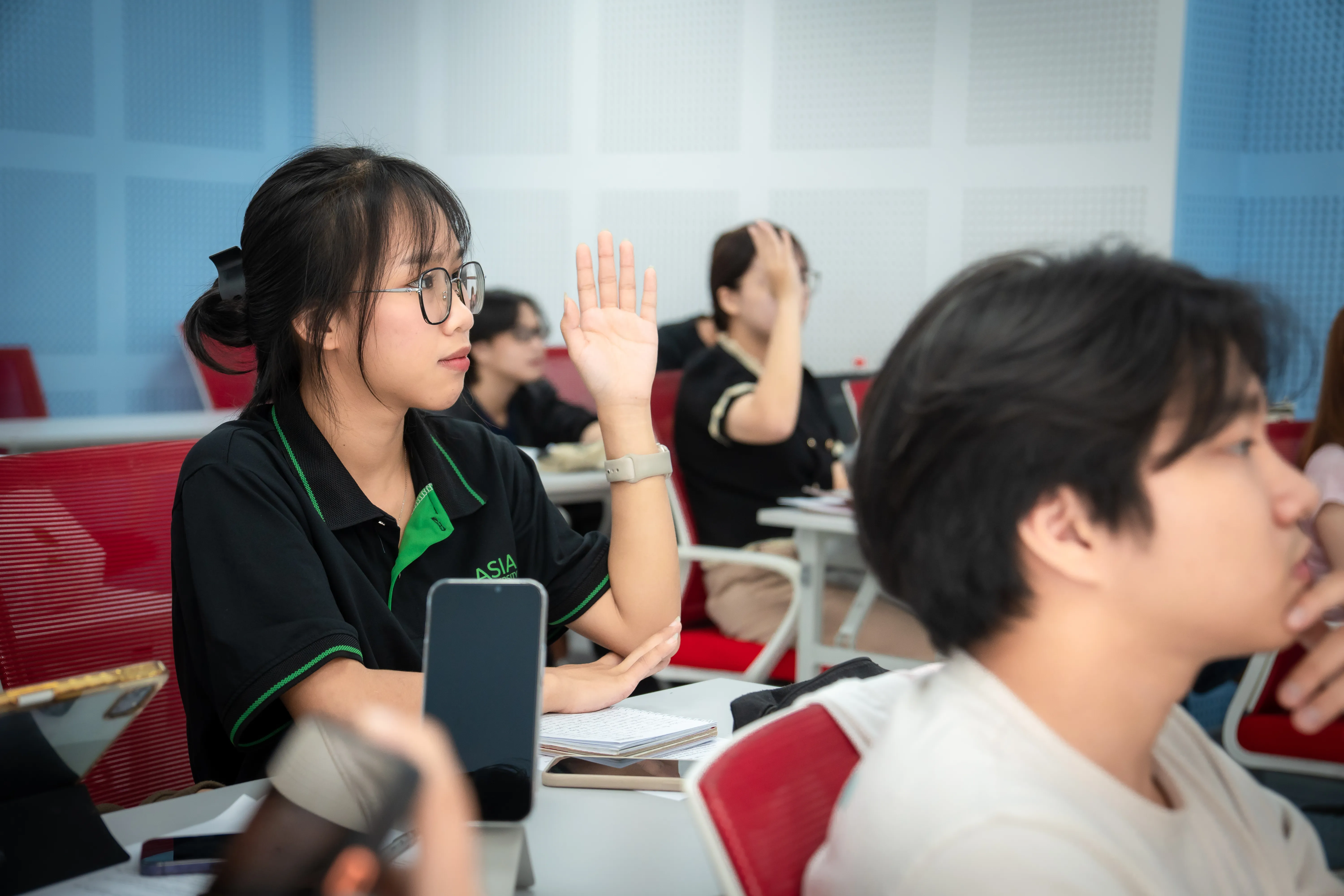 Tham gia lớp học, Nguyễn Phương Yến Linh chia sẻ, các hoạt động phản biện và trao đổi bằng tiếng Anh giúp sinh viên hình thành tư duy học thuật và khả năng trình bày – những năng lực cốt lõi trong môi trường quốc tế