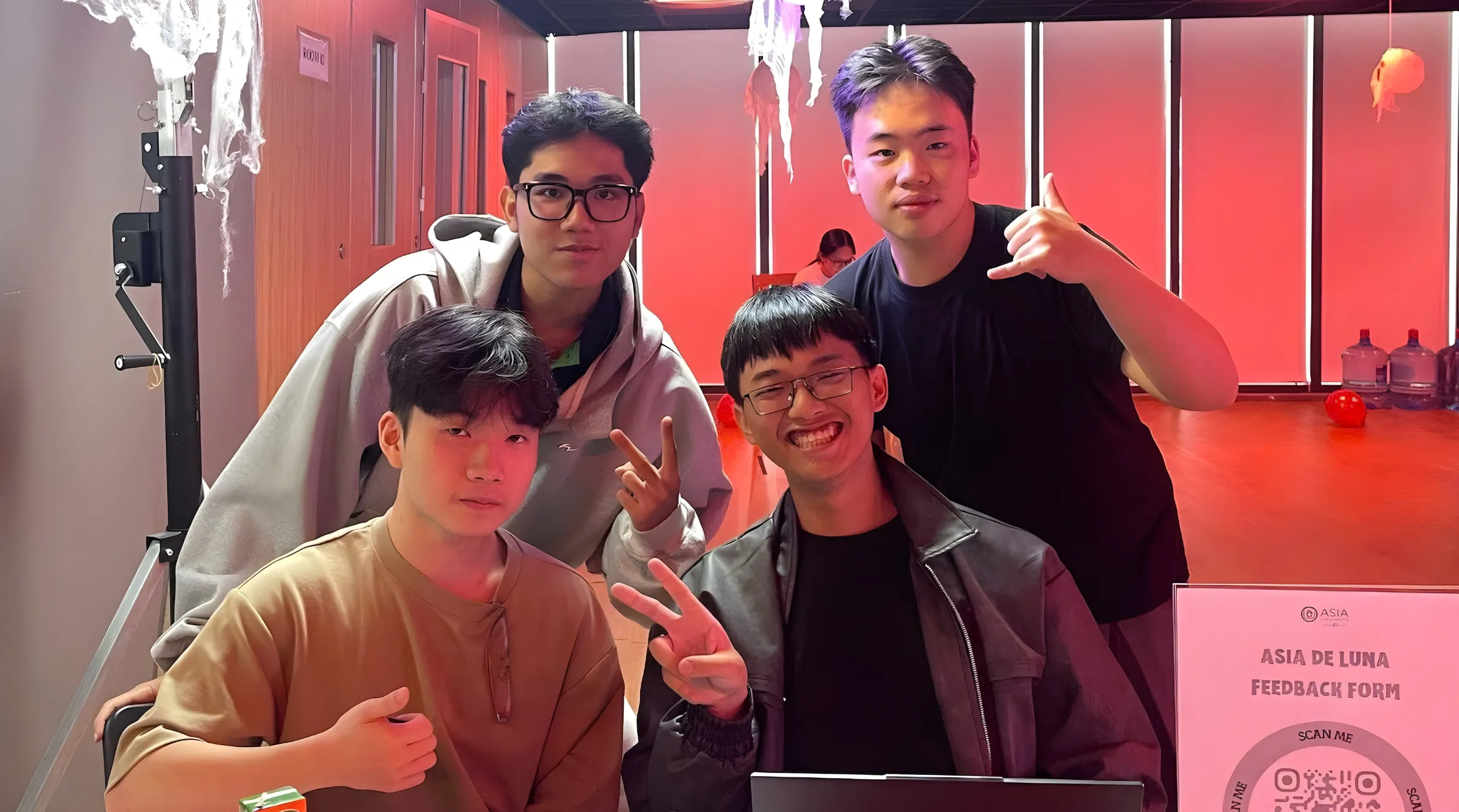 Thiên Ân (áo đen, đứng bên phải) cùng các thành viên trực bàn hỗ trợ tại sự kiện Halloween